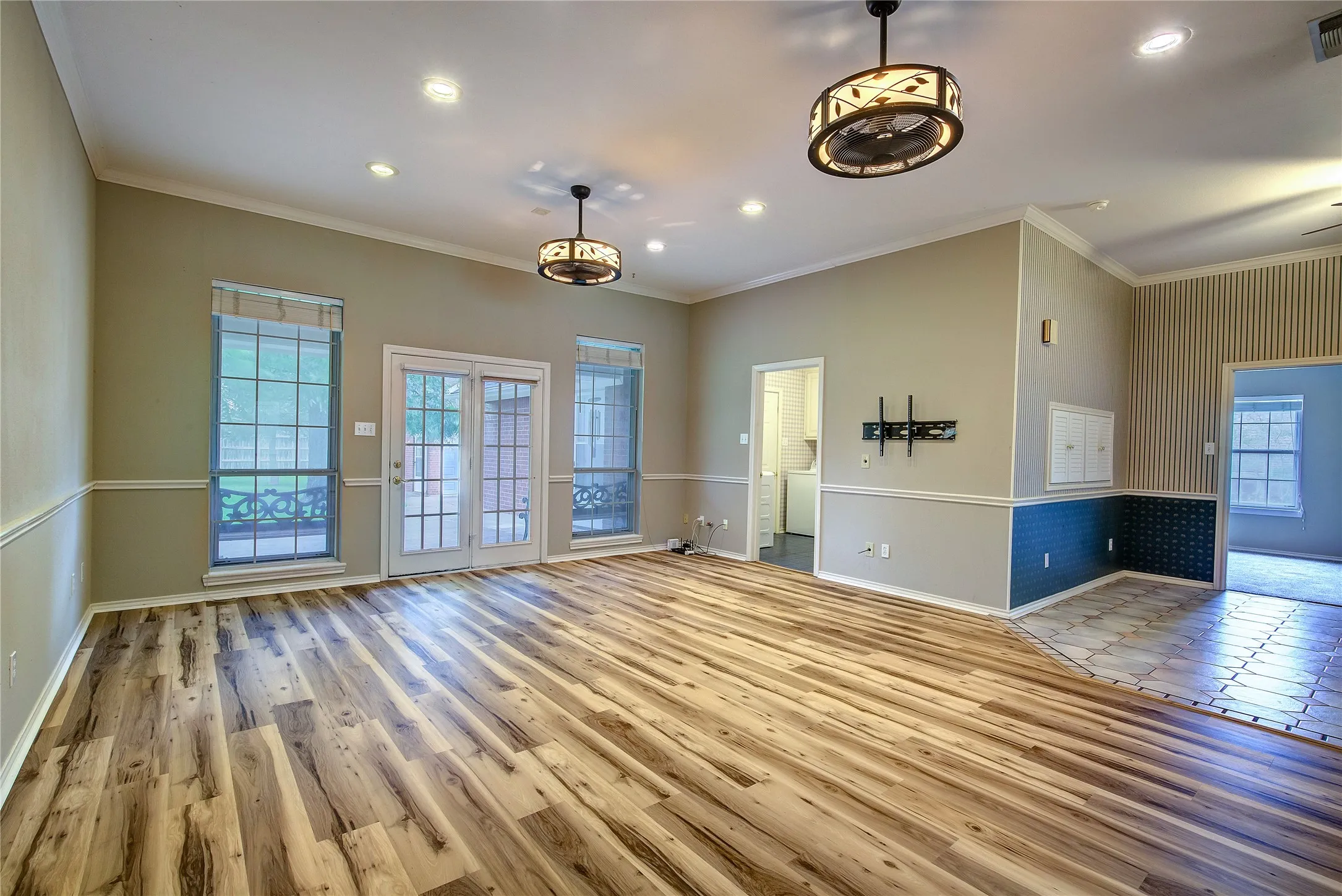 Single Family Residence For Sale in Hunt County , 900 River Oaks Drive, Greenville, Texas 75402, 3 Bedroom, 2 Bathroom, 5 Garage spaces, 1,990 Sqft, built in 1992, mls#21297156, Real Estate Agent in Greenville, Homes For Sale in Hunt county, Homes For Sale in Greenville, Realtor in Greenville Texas, Real Estate Brokerage Independent Realty Texas, Luminita Cordes Realtor