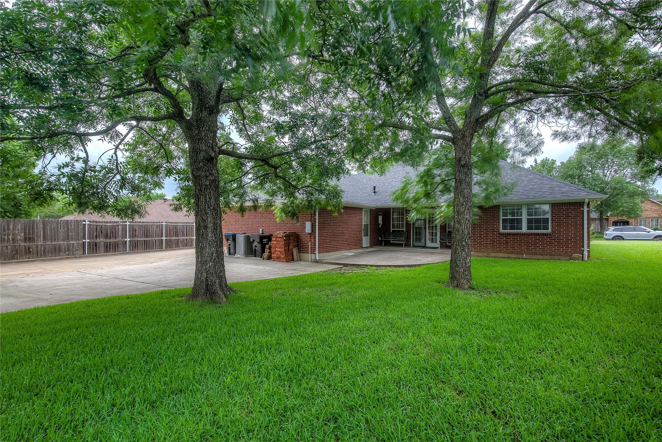 Single Family Residence For Sale in Hunt County , 900 River Oaks Drive, Greenville, Texas 75402, 3 Bedroom, 2 Bathroom, 5 Garage spaces, 1,990 Sqft, built in 1992, mls#21297156, Real Estate Agent in Greenville, Homes For Sale in Hunt county, Homes For Sale in Greenville, Realtor in Greenville Texas, Real Estate Brokerage Independent Realty Texas, Luminita Cordes Realtor