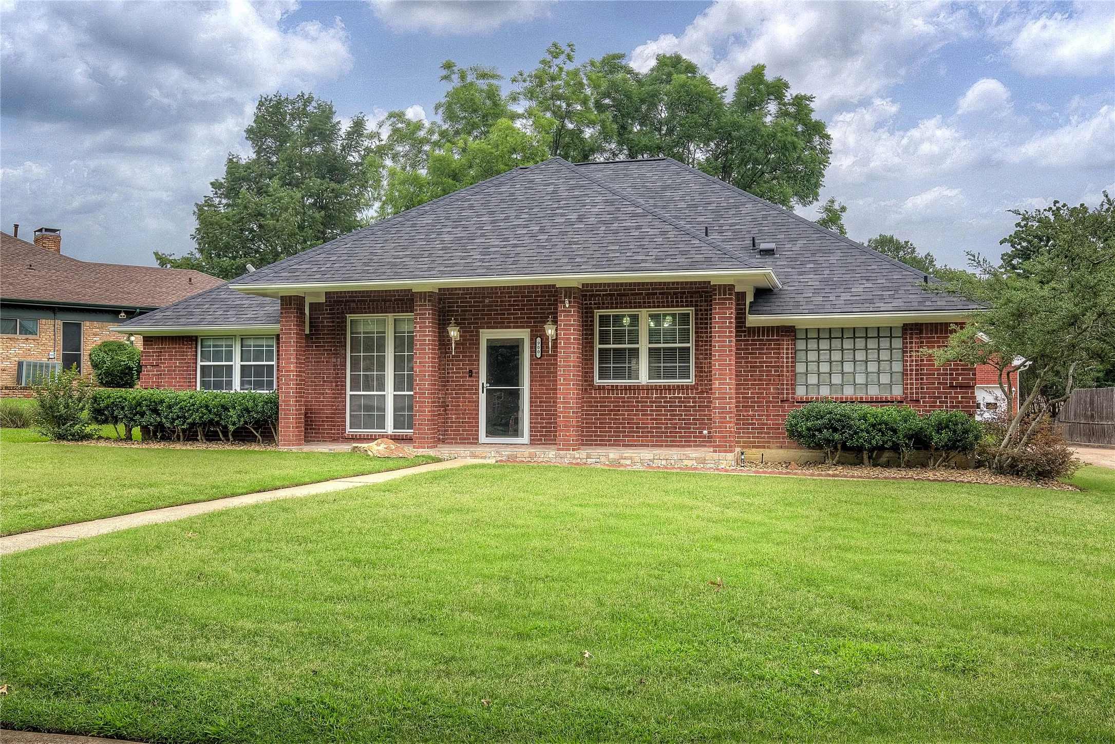 Single Family Residence For Sale in Hunt County , 900 River Oaks Drive, Greenville, Texas 75402, 3 Bedroom, 2 Bathroom, 5 Garage spaces, 1,990 Sqft, built in 1992, mls#21297156, Real Estate Agent in Greenville, Homes For Sale in Hunt county, Homes For Sale in Greenville, Realtor in Greenville Texas, Real Estate Brokerage Independent Realty Texas, Luminita Cordes Realtor