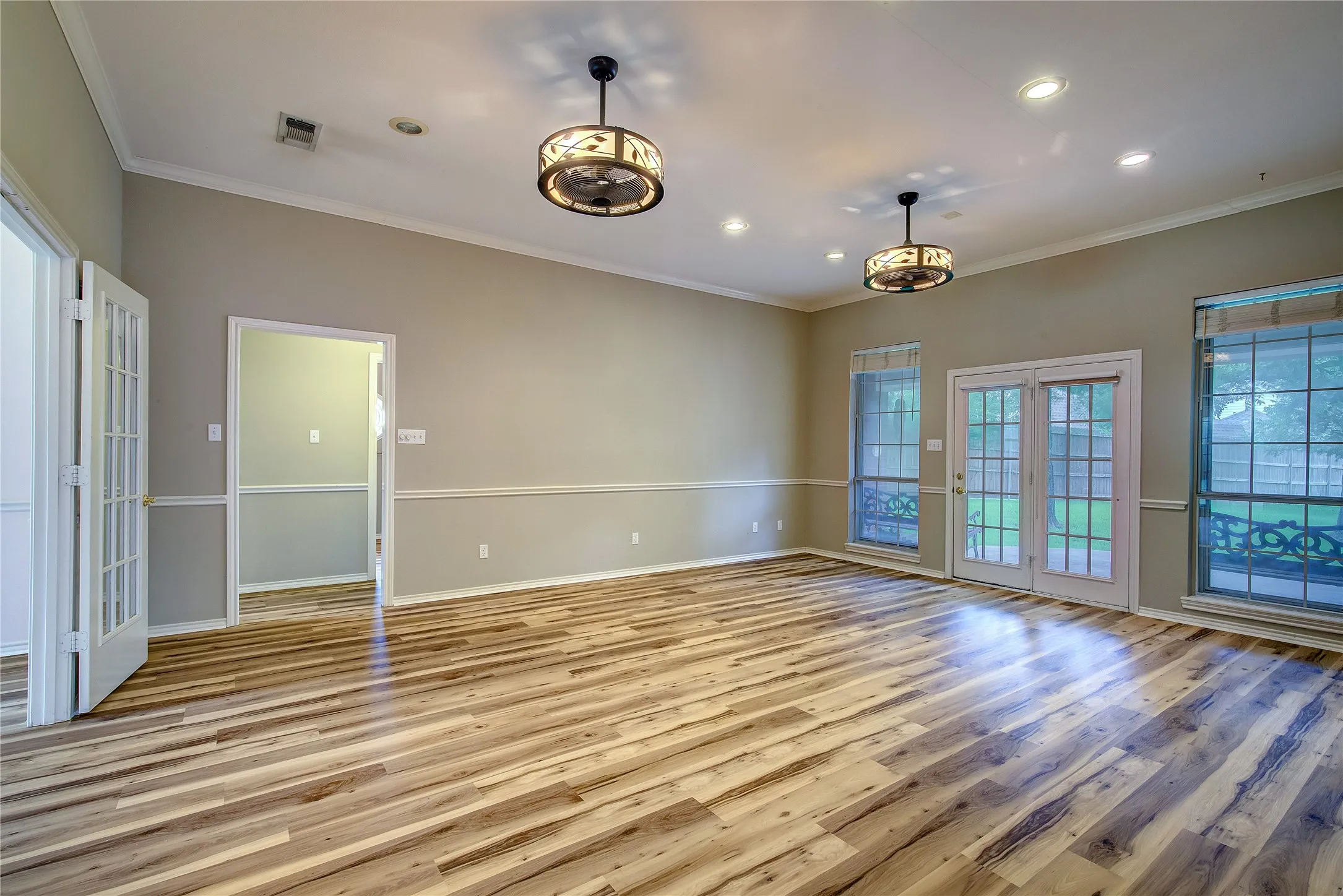 Single Family Residence For Sale in Hunt County , 900 River Oaks Drive, Greenville, Texas 75402, 3 Bedroom, 2 Bathroom, 5 Garage spaces, 1,990 Sqft, built in 1992, mls#21297156, Real Estate Agent in Greenville, Homes For Sale in Hunt county, Homes For Sale in Greenville, Realtor in Greenville Texas, Real Estate Brokerage Independent Realty Texas, Luminita Cordes Realtor