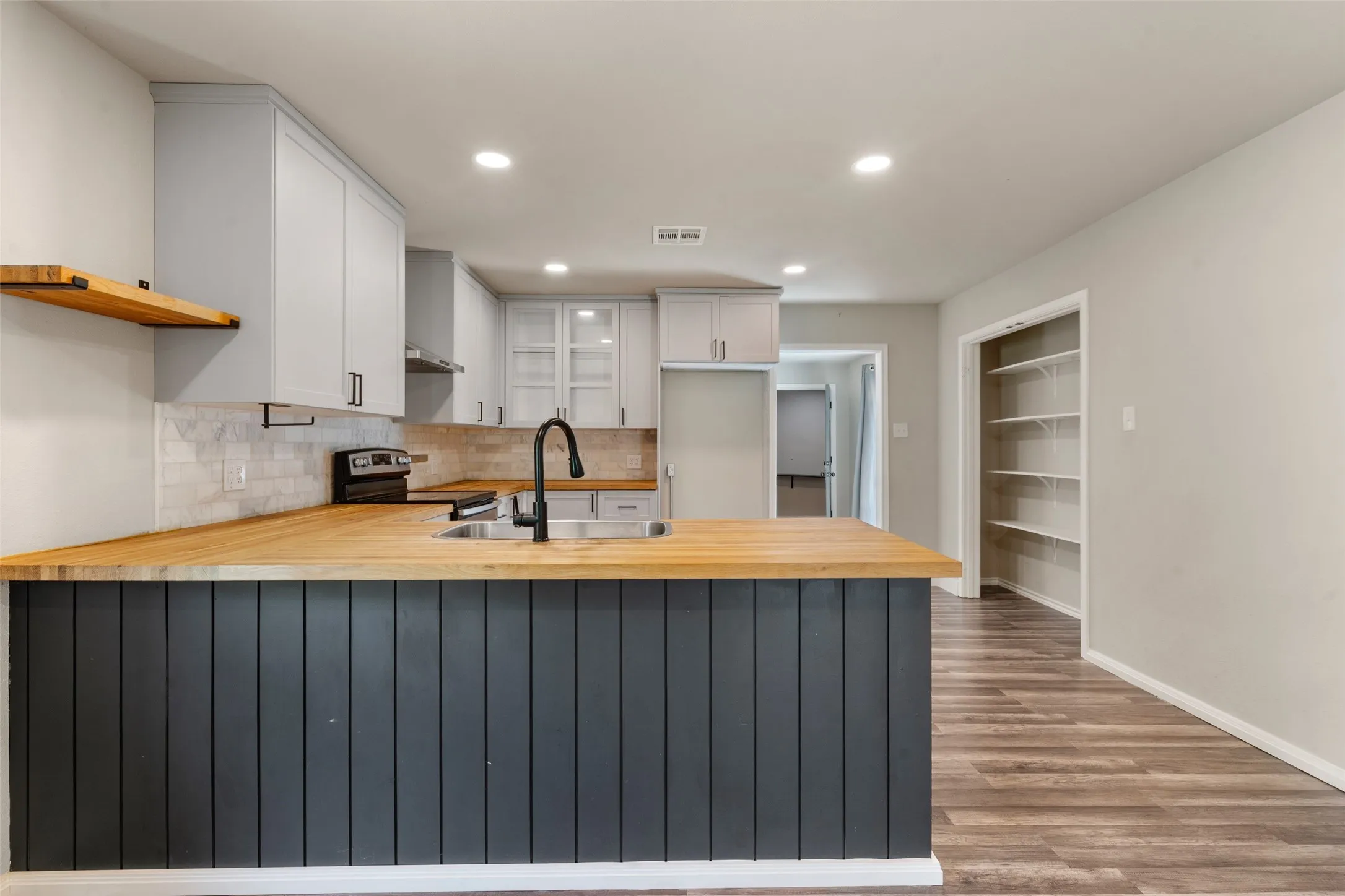 Single Family Residence For Sale in Mc Lennan County , 3607 Wheeler Street, Waco, Texas 76705, 3 Bedroom, 2 Bathroom, Garage spaces, 1,544 Sqft, built in 1949, mls#21298403, Real Estate Agent in Waco, Homes For Sale in Mc Lennan county, Homes For Sale in Waco, Realtor in Waco Texas, Real Estate Brokerage Independent Realty Texas, Luminita Cordes Realtor