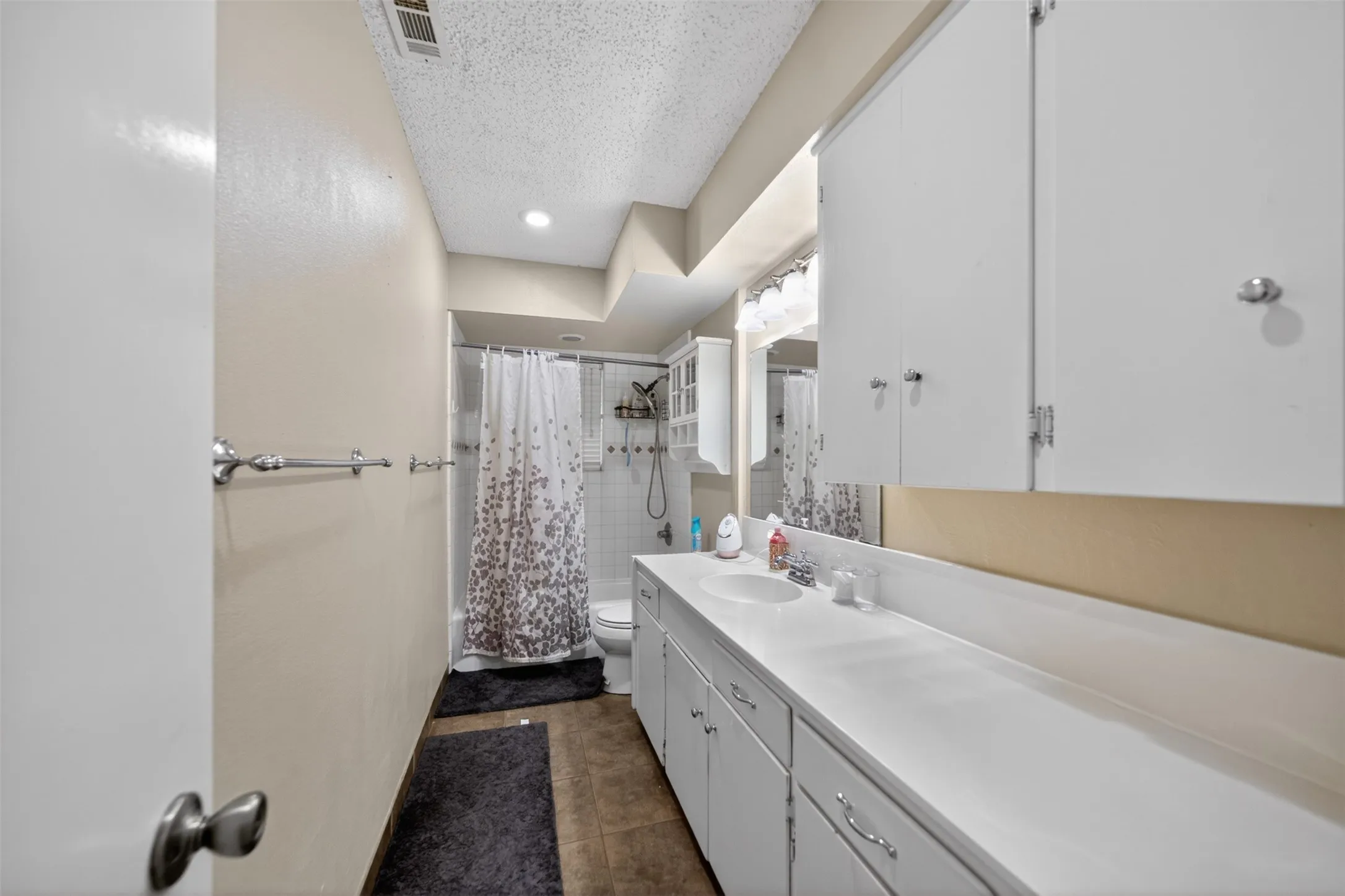 Single Family Residence For Sale in Henderson County , 813 E Clinton Avenue, Athens, Texas 75751, 3 Bedrooms, 2 Bathrooms, 2 Garage spaces, 1,725 Sqft, built in 1978, Price $249,900, mls#21299593, Real Estate Agent in Athens, Homes For Sale in Henderson county, Homes For Sale in Athens, Realtor in Athens Texas, Real Estate Brokerage Independent Realty Texas, Luminita Cordes Realtor