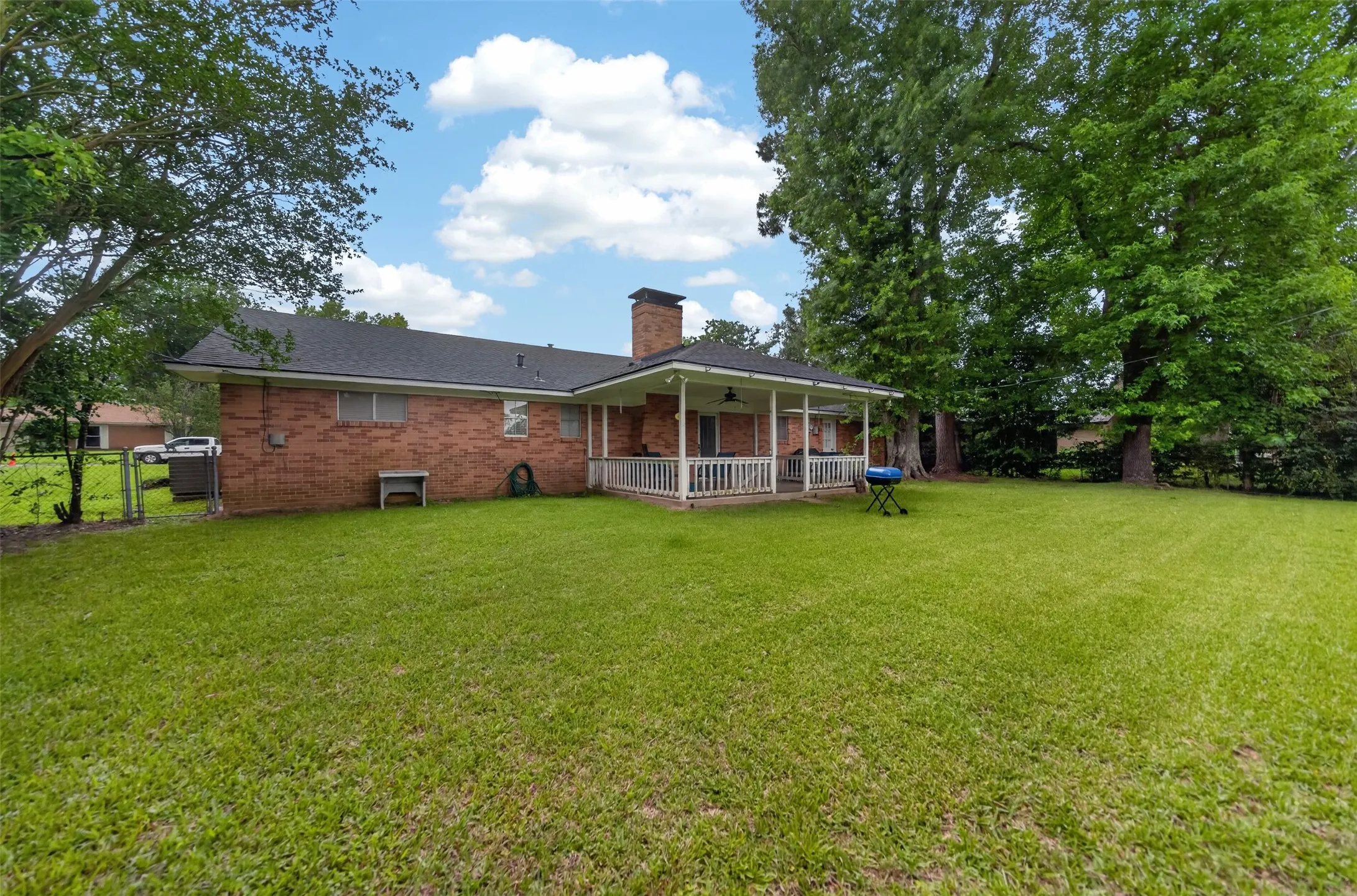 Single Family Residence For Sale in Henderson County , 813 E Clinton Avenue, Athens, Texas 75751, 3 Bedrooms, 2 Bathrooms, 2 Garage spaces, 1,725 Sqft, built in 1978, Price $249,900, mls#21299593, Real Estate Agent in Athens, Homes For Sale in Henderson county, Homes For Sale in Athens, Realtor in Athens Texas, Real Estate Brokerage Independent Realty Texas, Luminita Cordes Realtor