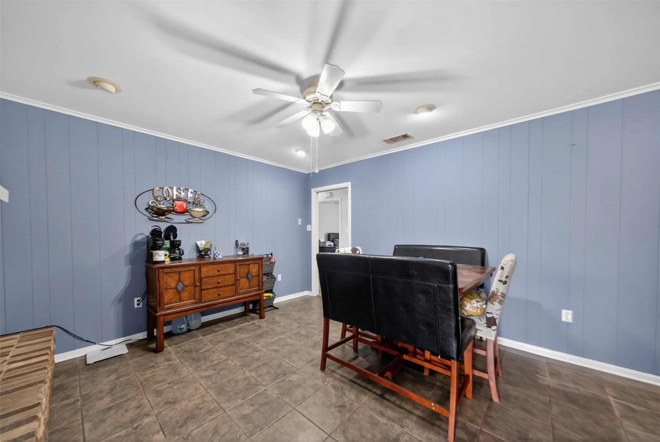 Single Family Residence For Sale in Henderson County , 813 E Clinton Avenue, Athens, Texas 75751, 3 Bedrooms, 2 Bathrooms, 2 Garage spaces, 1,725 Sqft, built in 1978, Price $249,900, mls#21299593, Real Estate Agent in Athens, Homes For Sale in Henderson county, Homes For Sale in Athens, Realtor in Athens Texas, Real Estate Brokerage Independent Realty Texas, Luminita Cordes Realtor