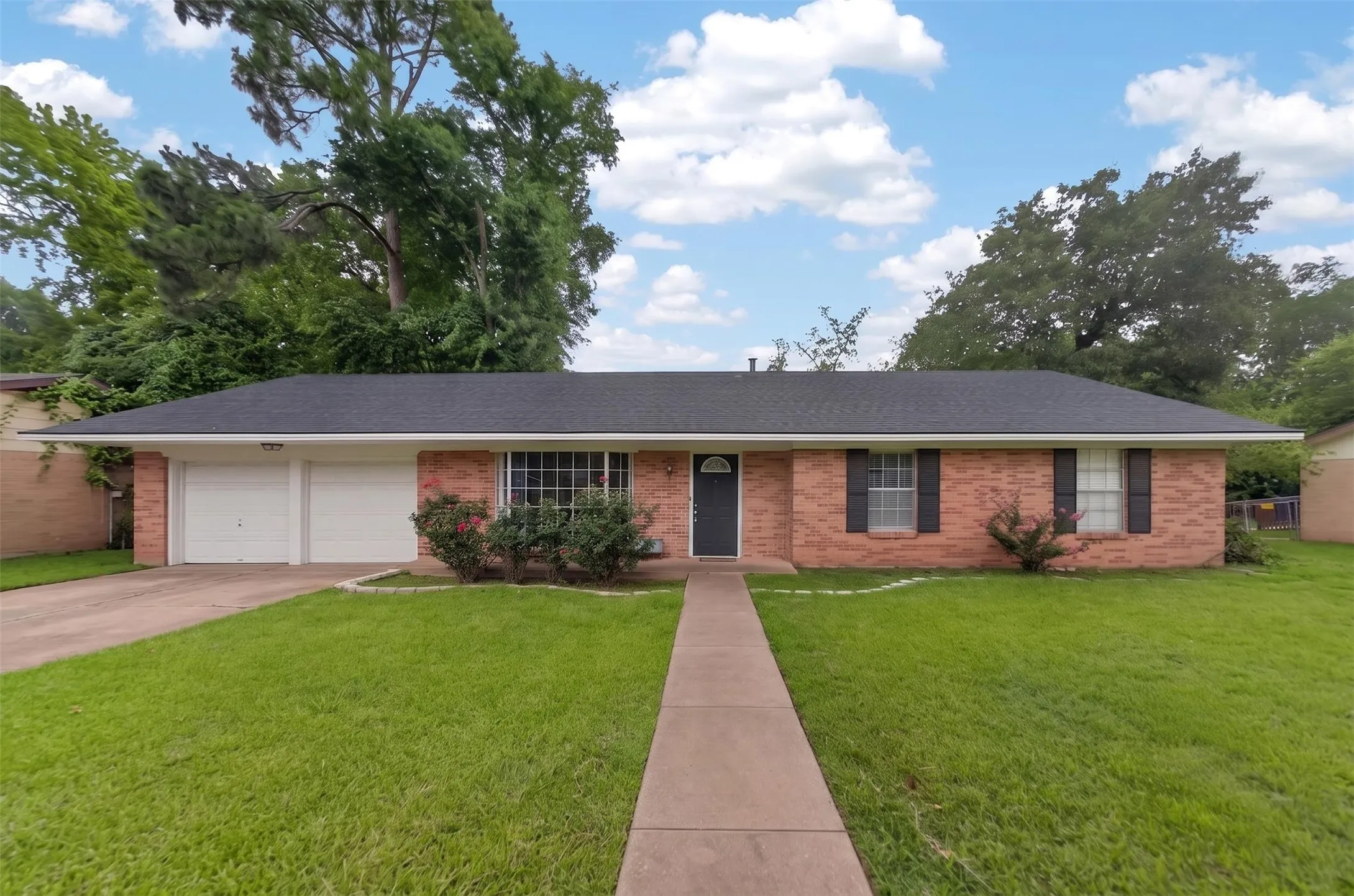 Single Family Residence For Sale in Henderson County , 813 E Clinton Avenue, Athens, Texas 75751, 3 Bedrooms, 2 Bathrooms, 2 Garage spaces, 1,725 Sqft, built in 1978, Price $249,900, mls#21299593, Real Estate Agent in Athens, Homes For Sale in Henderson county, Homes For Sale in Athens, Realtor in Athens Texas, Real Estate Brokerage Independent Realty Texas, Luminita Cordes Realtor