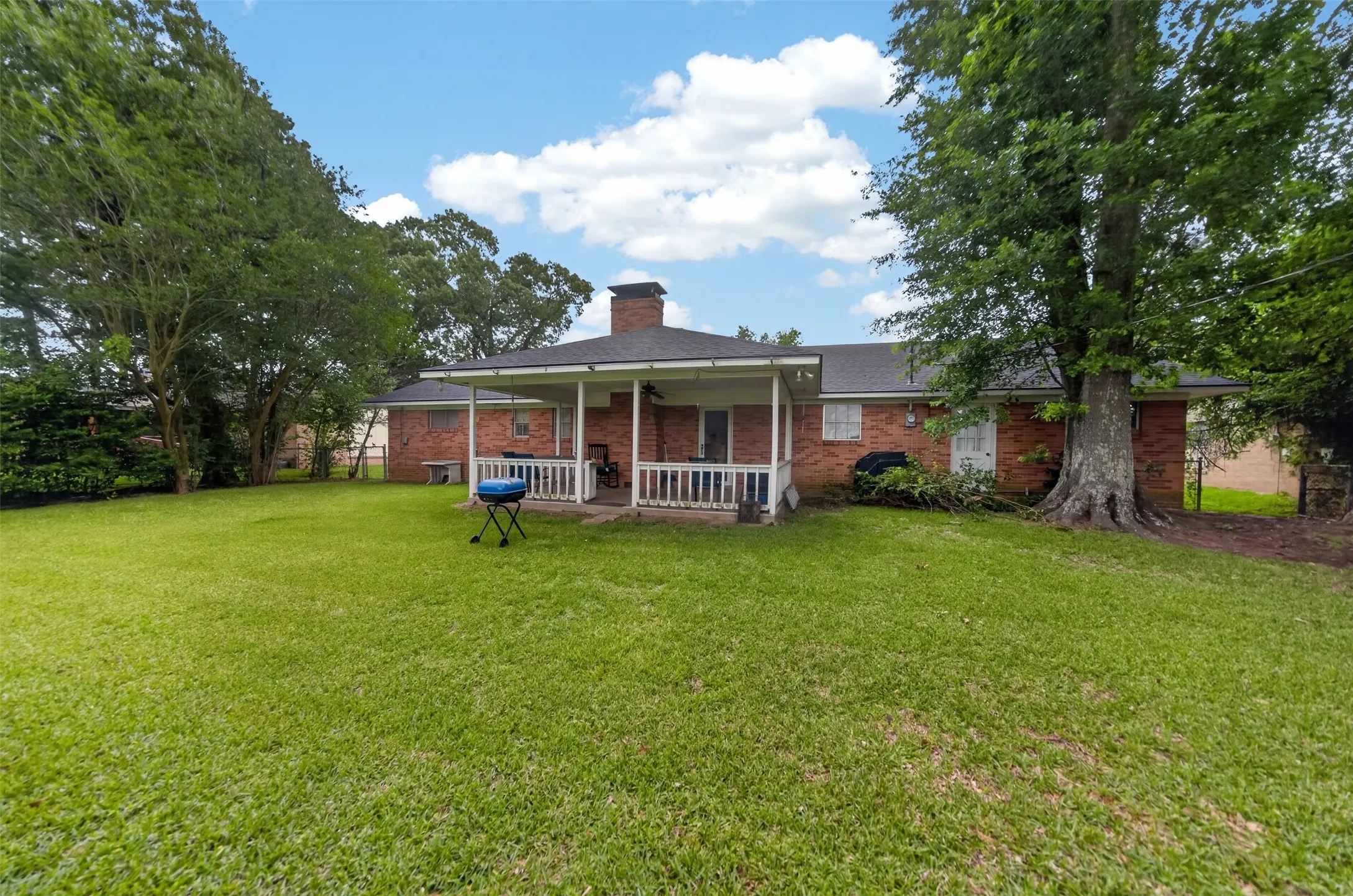 Single Family Residence For Sale in Henderson County , 813 E Clinton Avenue, Athens, Texas 75751, 3 Bedrooms, 2 Bathrooms, 2 Garage spaces, 1,725 Sqft, built in 1978, Price $249,900, mls#21299593, Real Estate Agent in Athens, Homes For Sale in Henderson county, Homes For Sale in Athens, Realtor in Athens Texas, Real Estate Brokerage Independent Realty Texas, Luminita Cordes Realtor
