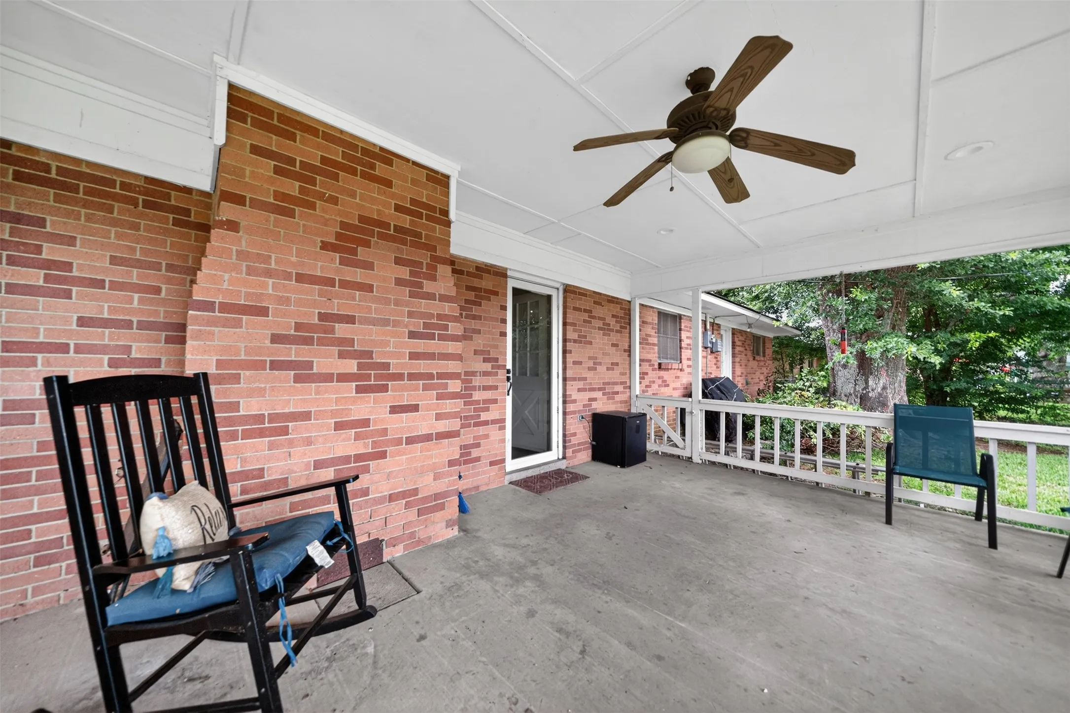 Single Family Residence For Sale in Henderson County , 813 E Clinton Avenue, Athens, Texas 75751, 3 Bedrooms, 2 Bathrooms, 2 Garage spaces, 1,725 Sqft, built in 1978, Price $249,900, mls#21299593, Real Estate Agent in Athens, Homes For Sale in Henderson county, Homes For Sale in Athens, Realtor in Athens Texas, Real Estate Brokerage Independent Realty Texas, Luminita Cordes Realtor