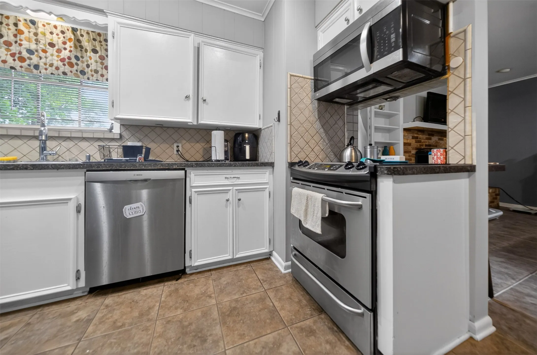 Single Family Residence For Sale in Henderson County , 813 E Clinton Avenue, Athens, Texas 75751, 3 Bedrooms, 2 Bathrooms, 2 Garage spaces, 1,725 Sqft, built in 1978, Price $249,900, mls#21299593, Real Estate Agent in Athens, Homes For Sale in Henderson county, Homes For Sale in Athens, Realtor in Athens Texas, Real Estate Brokerage Independent Realty Texas, Luminita Cordes Realtor