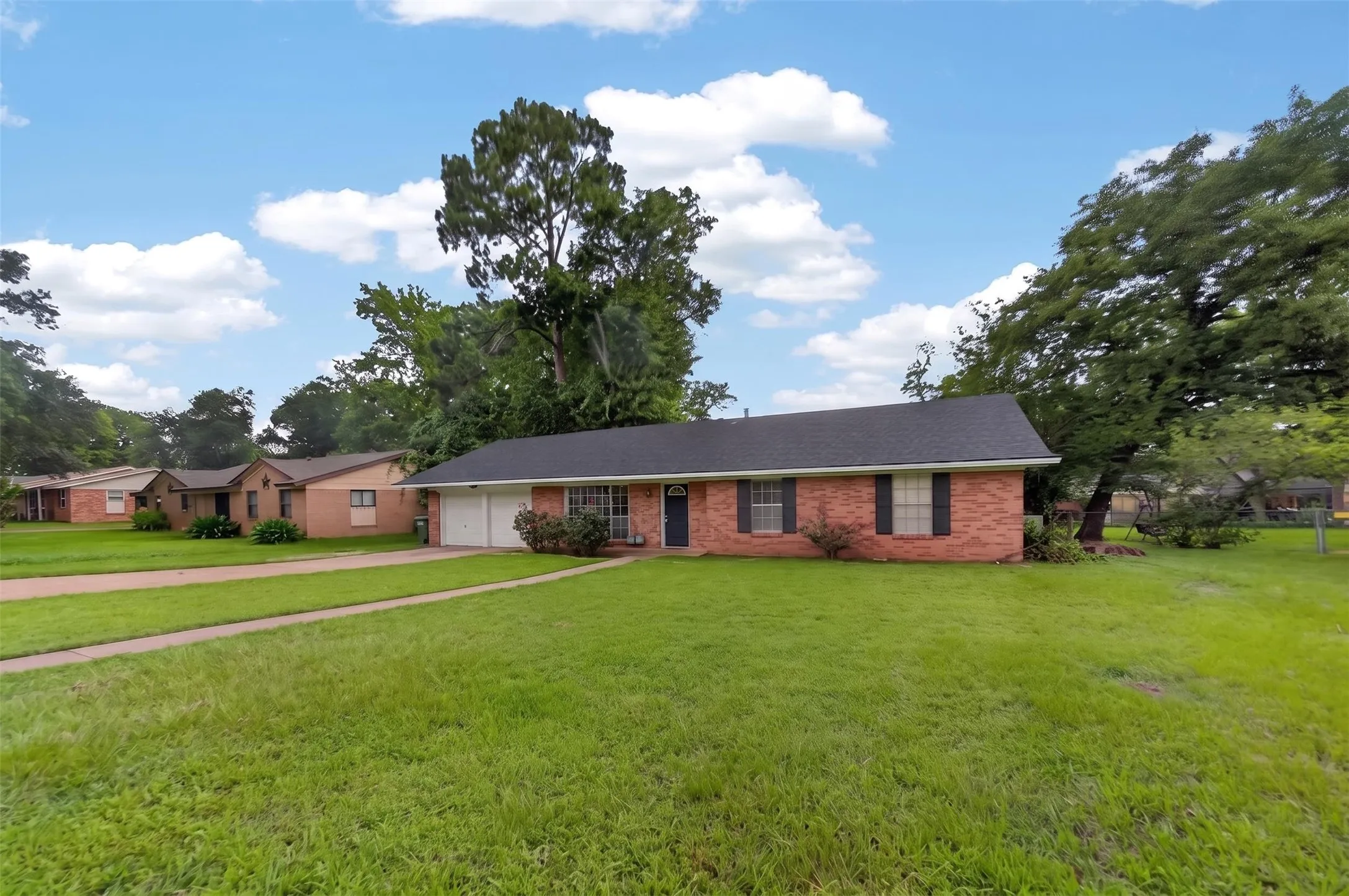 Single Family Residence For Sale in Henderson County , 813 E Clinton Avenue, Athens, Texas 75751, 3 Bedrooms, 2 Bathrooms, 2 Garage spaces, 1,725 Sqft, built in 1978, Price $249,900, mls#21299593, Real Estate Agent in Athens, Homes For Sale in Henderson county, Homes For Sale in Athens, Realtor in Athens Texas, Real Estate Brokerage Independent Realty Texas, Luminita Cordes Realtor