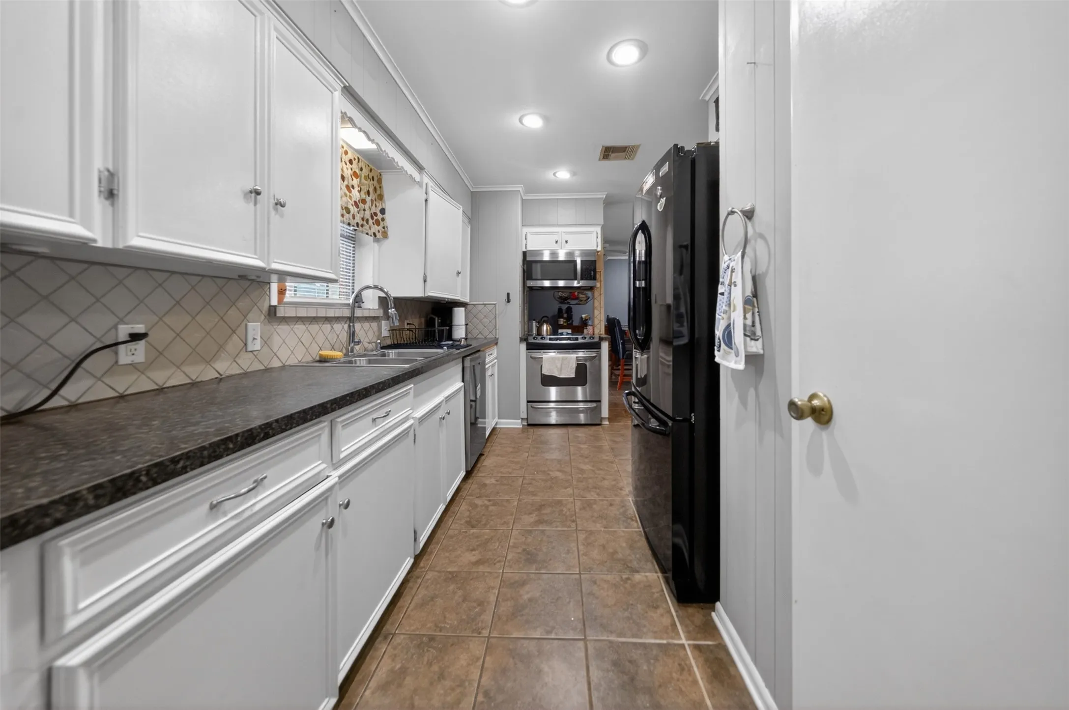 Single Family Residence For Sale in Henderson County , 813 E Clinton Avenue, Athens, Texas 75751, 3 Bedrooms, 2 Bathrooms, 2 Garage spaces, 1,725 Sqft, built in 1978, Price $249,900, mls#21299593, Real Estate Agent in Athens, Homes For Sale in Henderson county, Homes For Sale in Athens, Realtor in Athens Texas, Real Estate Brokerage Independent Realty Texas, Luminita Cordes Realtor