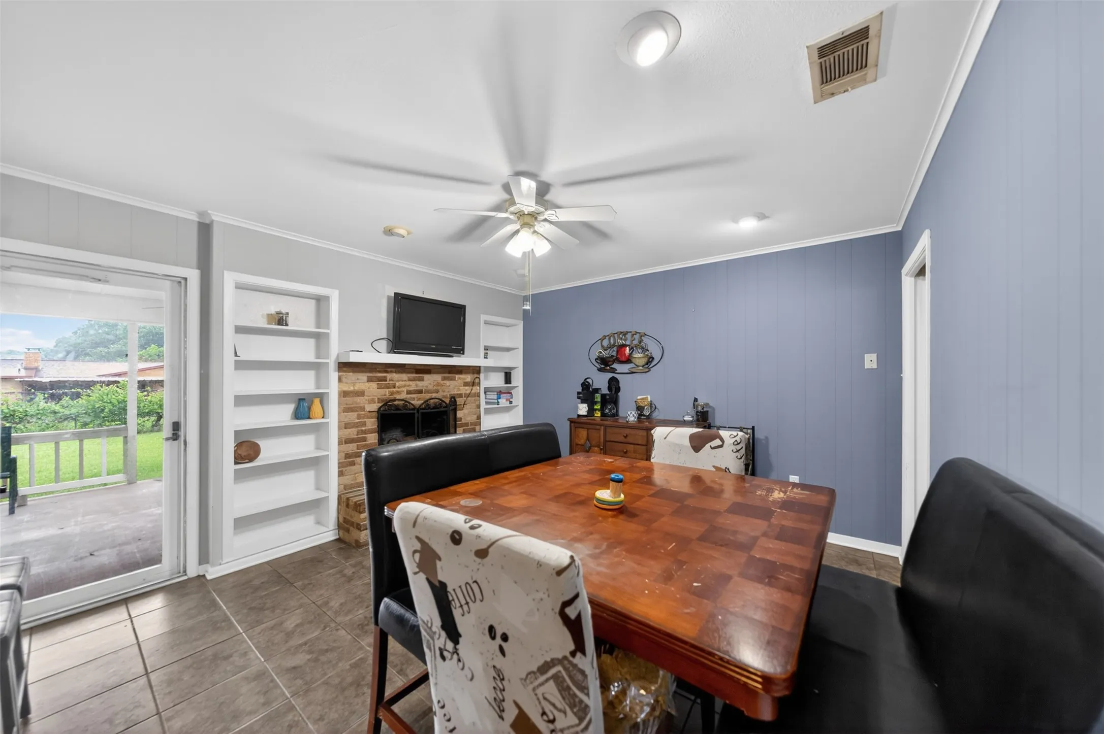 Single Family Residence For Sale in Henderson County , 813 E Clinton Avenue, Athens, Texas 75751, 3 Bedrooms, 2 Bathrooms, 2 Garage spaces, 1,725 Sqft, built in 1978, Price $249,900, mls#21299593, Real Estate Agent in Athens, Homes For Sale in Henderson county, Homes For Sale in Athens, Realtor in Athens Texas, Real Estate Brokerage Independent Realty Texas, Luminita Cordes Realtor