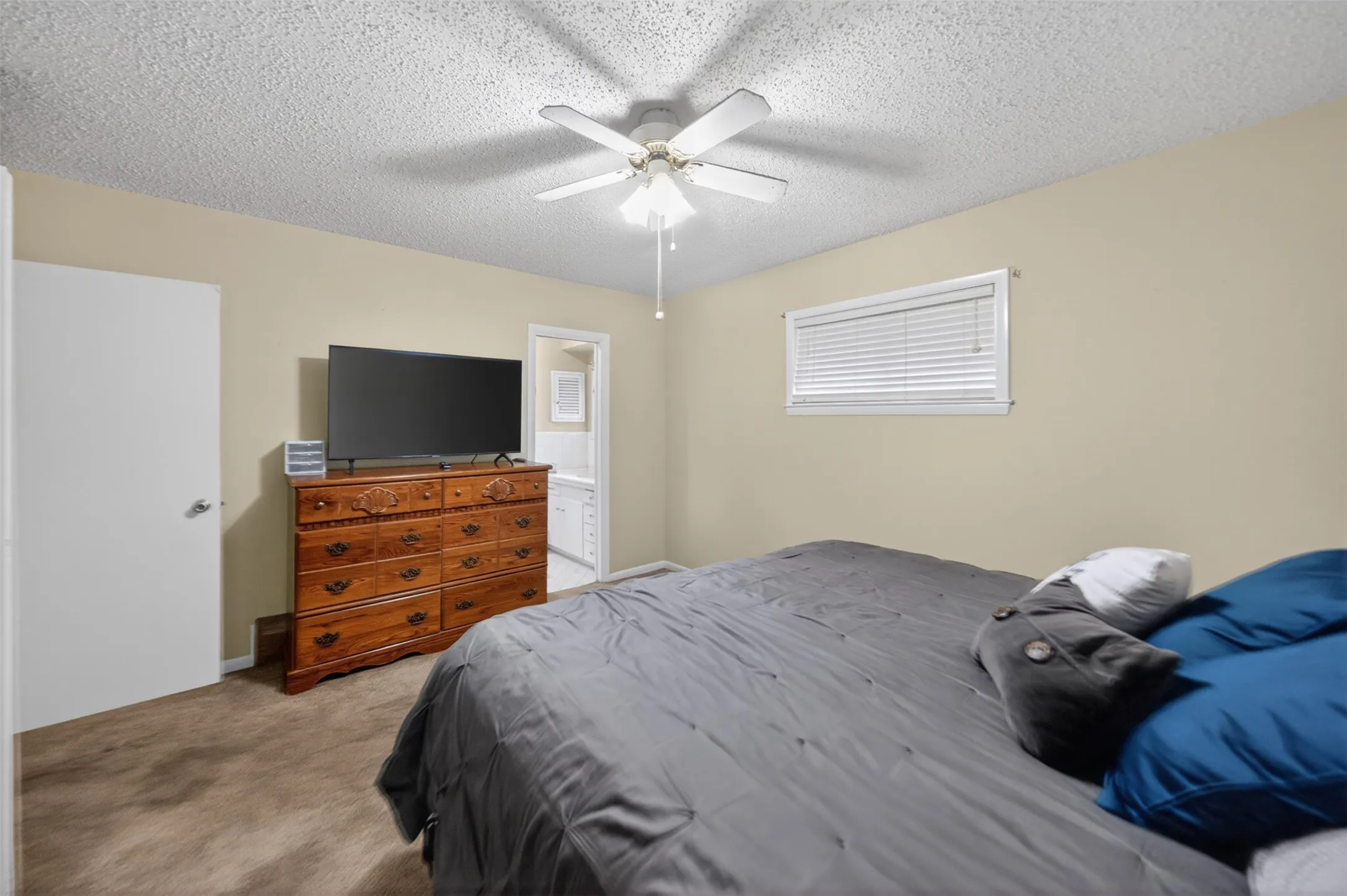 Single Family Residence For Sale in Henderson County , 813 E Clinton Avenue, Athens, Texas 75751, 3 Bedrooms, 2 Bathrooms, 2 Garage spaces, 1,725 Sqft, built in 1978, Price $249,900, mls#21299593, Real Estate Agent in Athens, Homes For Sale in Henderson county, Homes For Sale in Athens, Realtor in Athens Texas, Real Estate Brokerage Independent Realty Texas, Luminita Cordes Realtor