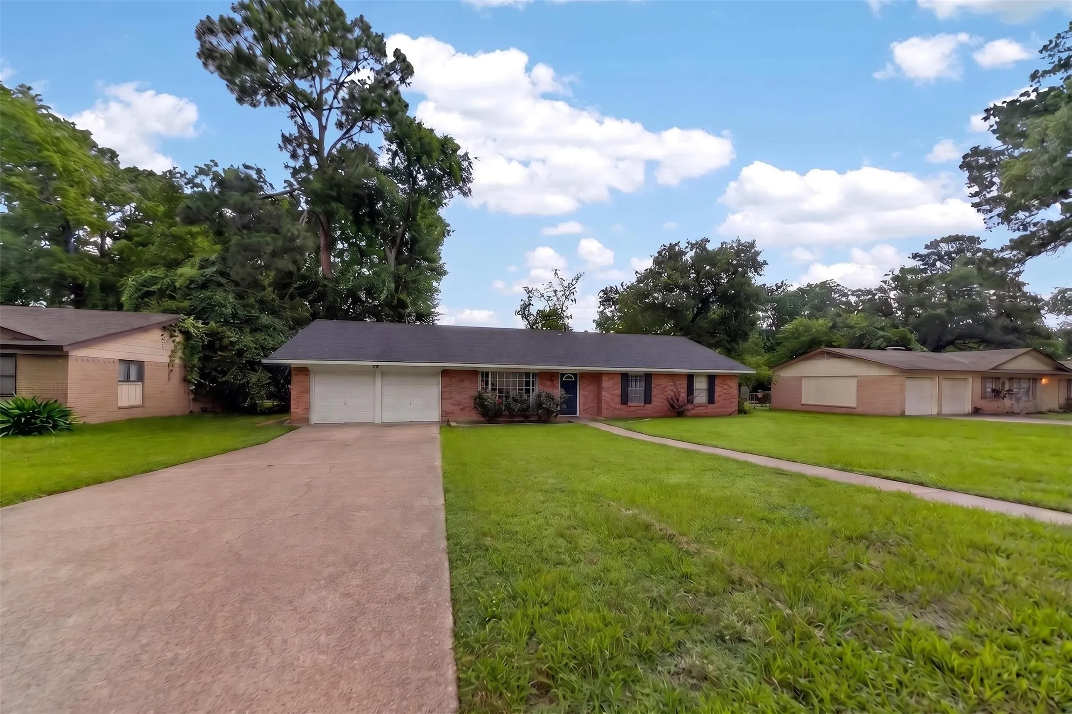 Single Family Residence For Sale in Henderson County , 813 E Clinton Avenue, Athens, Texas 75751, 3 Bedrooms, 2 Bathrooms, 2 Garage spaces, 1,725 Sqft, built in 1978, Price $249,900, mls#21299593, Real Estate Agent in Athens, Homes For Sale in Henderson county, Homes For Sale in Athens, Realtor in Athens Texas, Real Estate Brokerage Independent Realty Texas, Luminita Cordes Realtor