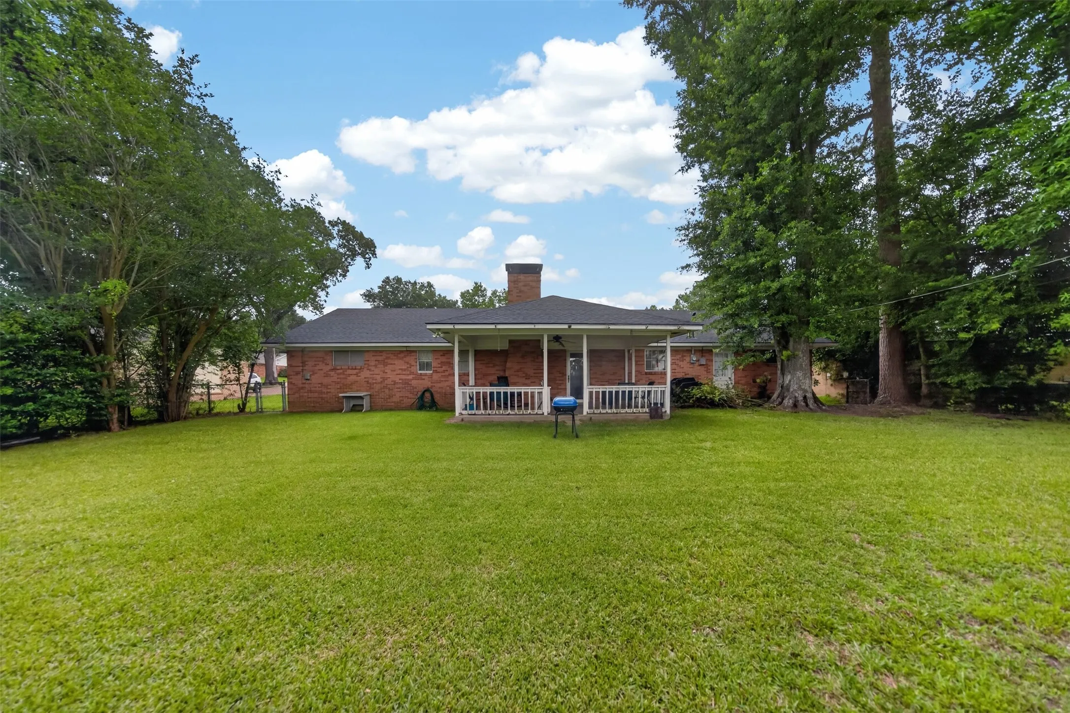 Single Family Residence For Sale in Henderson County , 813 E Clinton Avenue, Athens, Texas 75751, 3 Bedrooms, 2 Bathrooms, 2 Garage spaces, 1,725 Sqft, built in 1978, Price $249,900, mls#21299593, Real Estate Agent in Athens, Homes For Sale in Henderson county, Homes For Sale in Athens, Realtor in Athens Texas, Real Estate Brokerage Independent Realty Texas, Luminita Cordes Realtor