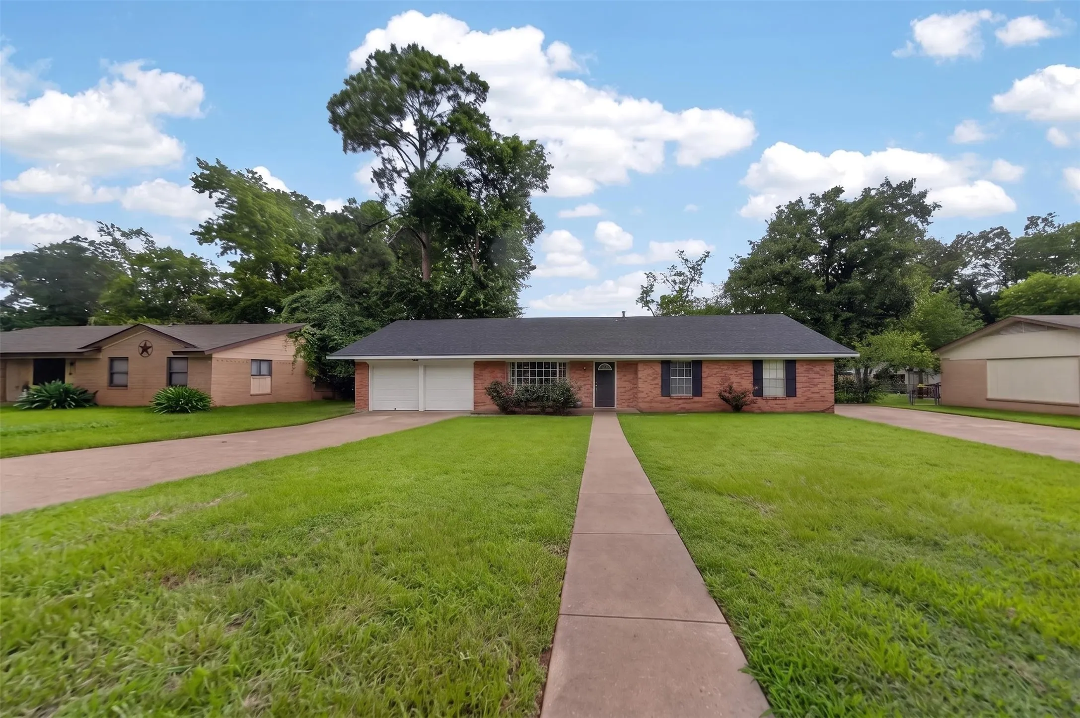 Single Family Residence For Sale in Henderson County , 813 E Clinton Avenue, Athens, Texas 75751, 3 Bedrooms, 2 Bathrooms, 2 Garage spaces, 1,725 Sqft, built in 1978, Price $249,900, mls#21299593, Real Estate Agent in Athens, Homes For Sale in Henderson county, Homes For Sale in Athens, Realtor in Athens Texas, Real Estate Brokerage Independent Realty Texas, Luminita Cordes Realtor
