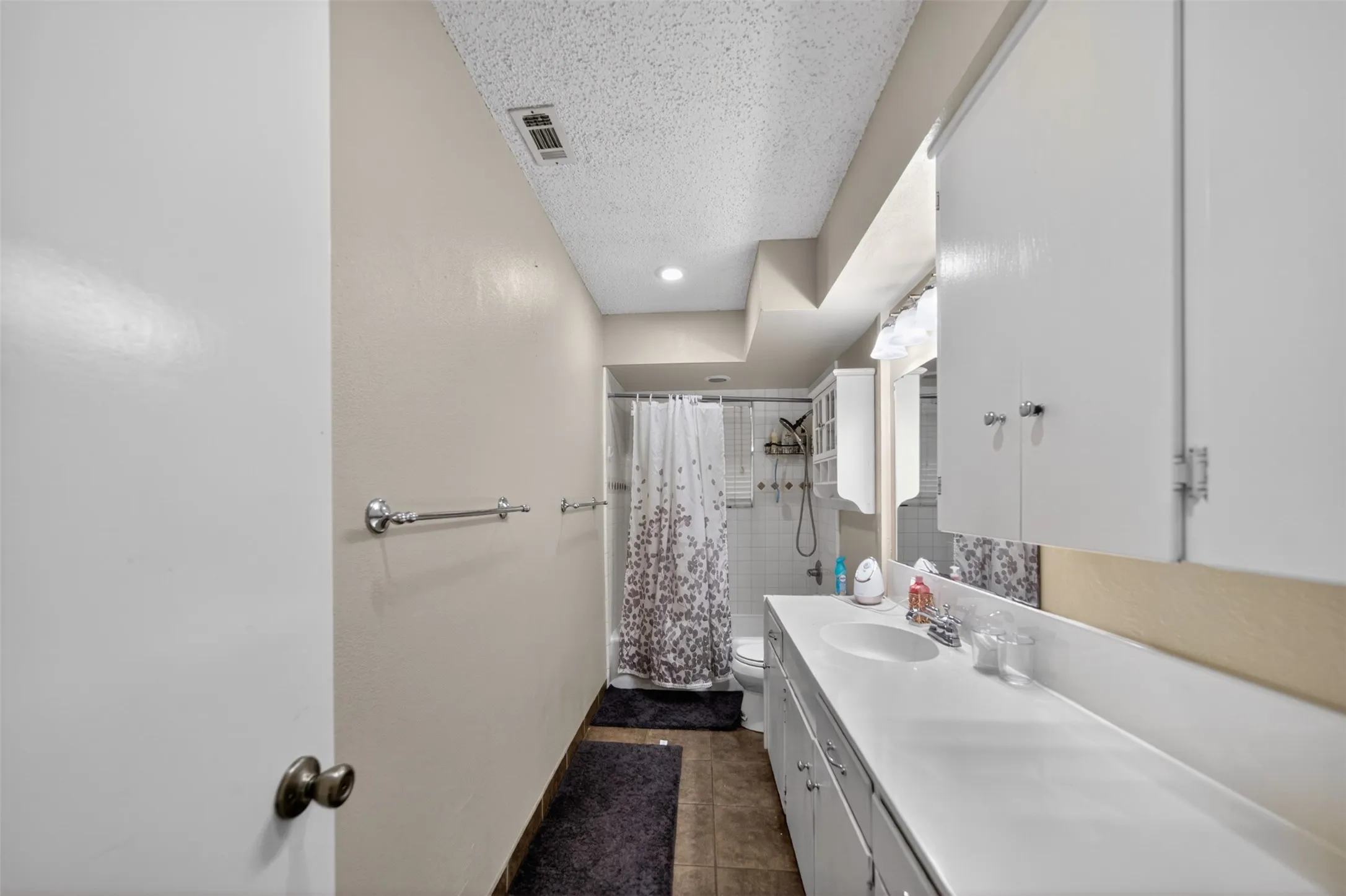 Single Family Residence For Sale in Henderson County , 813 E Clinton Avenue, Athens, Texas 75751, 3 Bedrooms, 2 Bathrooms, 2 Garage spaces, 1,725 Sqft, built in 1978, Price $249,900, mls#21299593, Real Estate Agent in Athens, Homes For Sale in Henderson county, Homes For Sale in Athens, Realtor in Athens Texas, Real Estate Brokerage Independent Realty Texas, Luminita Cordes Realtor