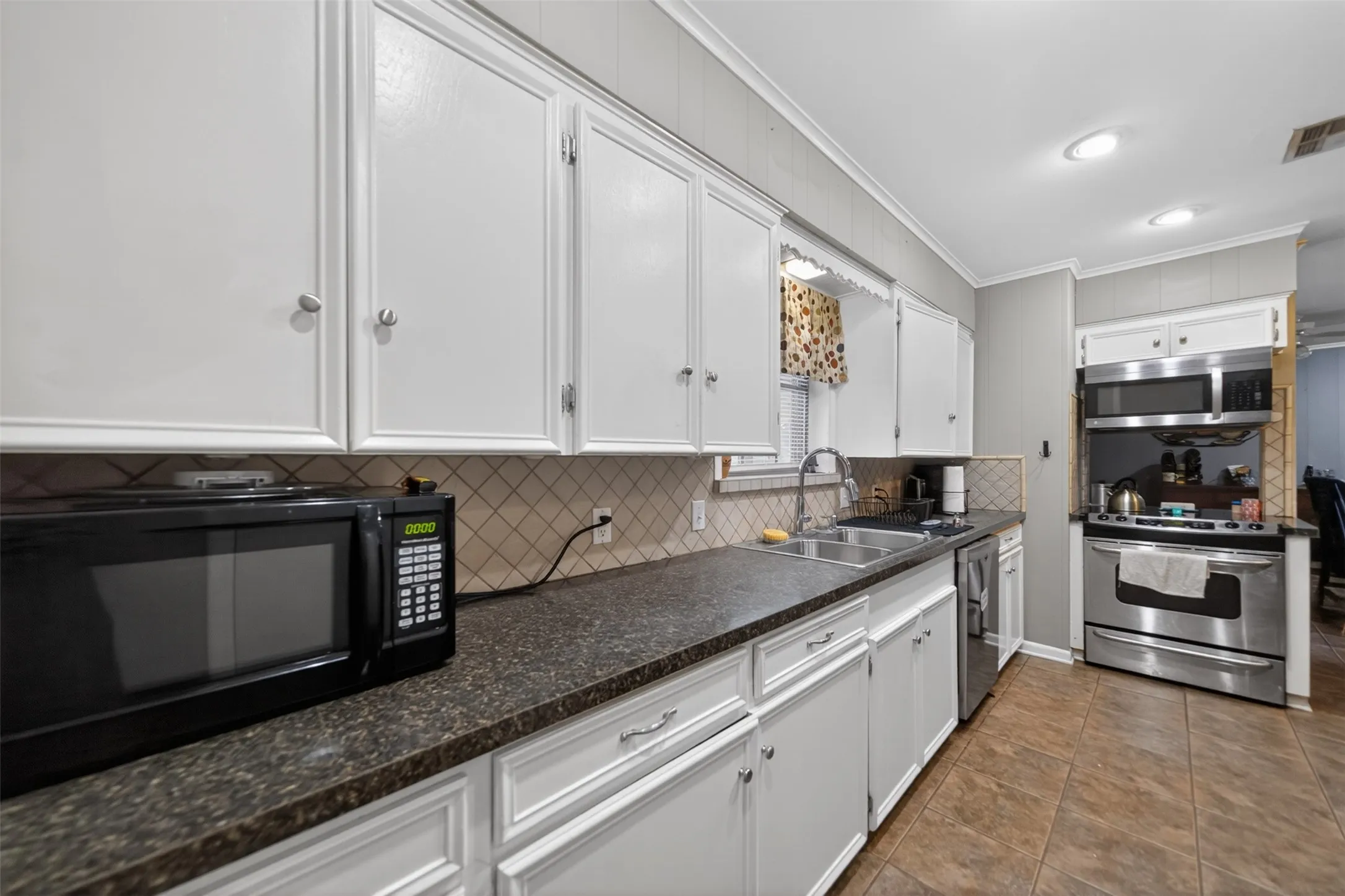 Single Family Residence For Sale in Henderson County , 813 E Clinton Avenue, Athens, Texas 75751, 3 Bedrooms, 2 Bathrooms, 2 Garage spaces, 1,725 Sqft, built in 1978, Price $249,900, mls#21299593, Real Estate Agent in Athens, Homes For Sale in Henderson county, Homes For Sale in Athens, Realtor in Athens Texas, Real Estate Brokerage Independent Realty Texas, Luminita Cordes Realtor