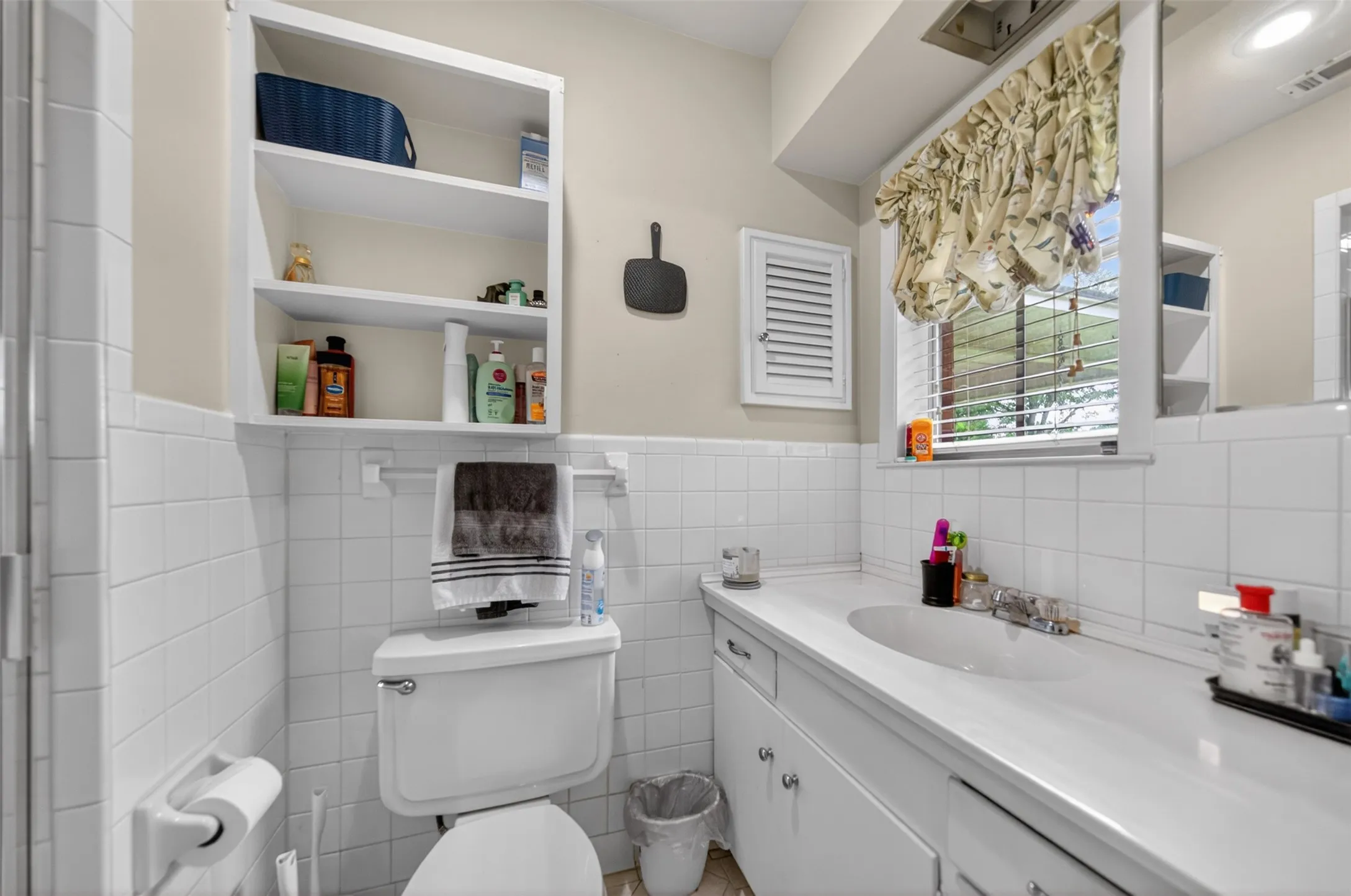 Single Family Residence For Sale in Henderson County , 813 E Clinton Avenue, Athens, Texas 75751, 3 Bedrooms, 2 Bathrooms, 2 Garage spaces, 1,725 Sqft, built in 1978, Price $249,900, mls#21299593, Real Estate Agent in Athens, Homes For Sale in Henderson county, Homes For Sale in Athens, Realtor in Athens Texas, Real Estate Brokerage Independent Realty Texas, Luminita Cordes Realtor