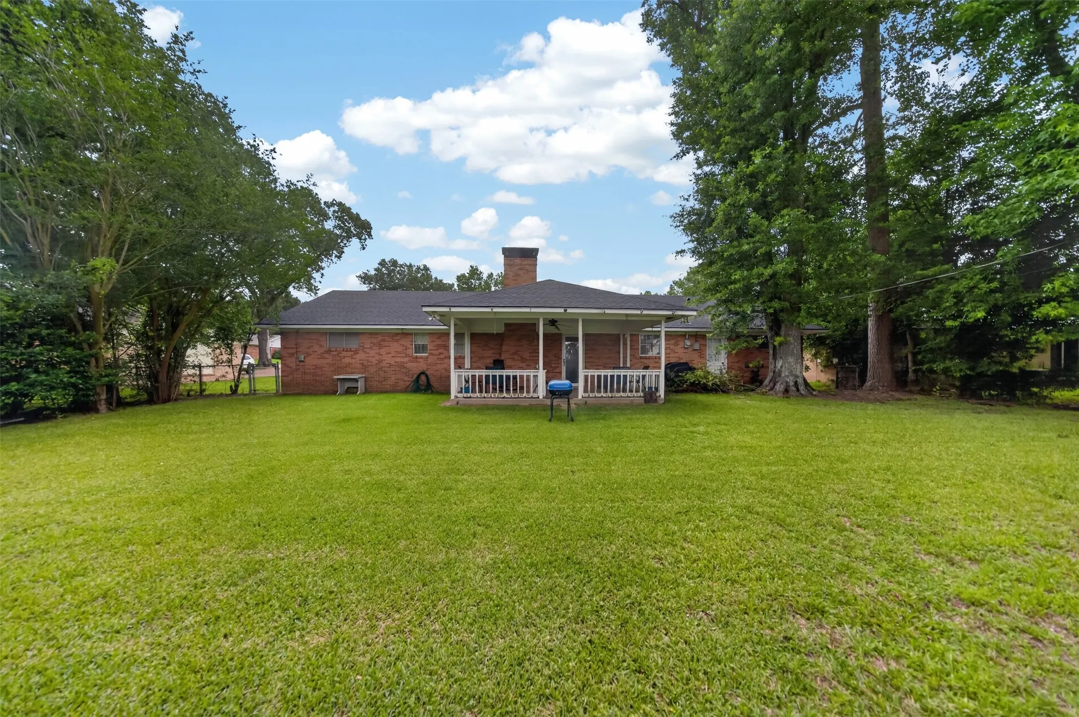 Single Family Residence For Sale in Henderson County , 813 E Clinton Avenue, Athens, Texas 75751, 3 Bedrooms, 2 Bathrooms, 2 Garage spaces, 1,725 Sqft, built in 1978, Price $249,900, mls#21299593, Real Estate Agent in Athens, Homes For Sale in Henderson county, Homes For Sale in Athens, Realtor in Athens Texas, Real Estate Brokerage Independent Realty Texas, Luminita Cordes Realtor