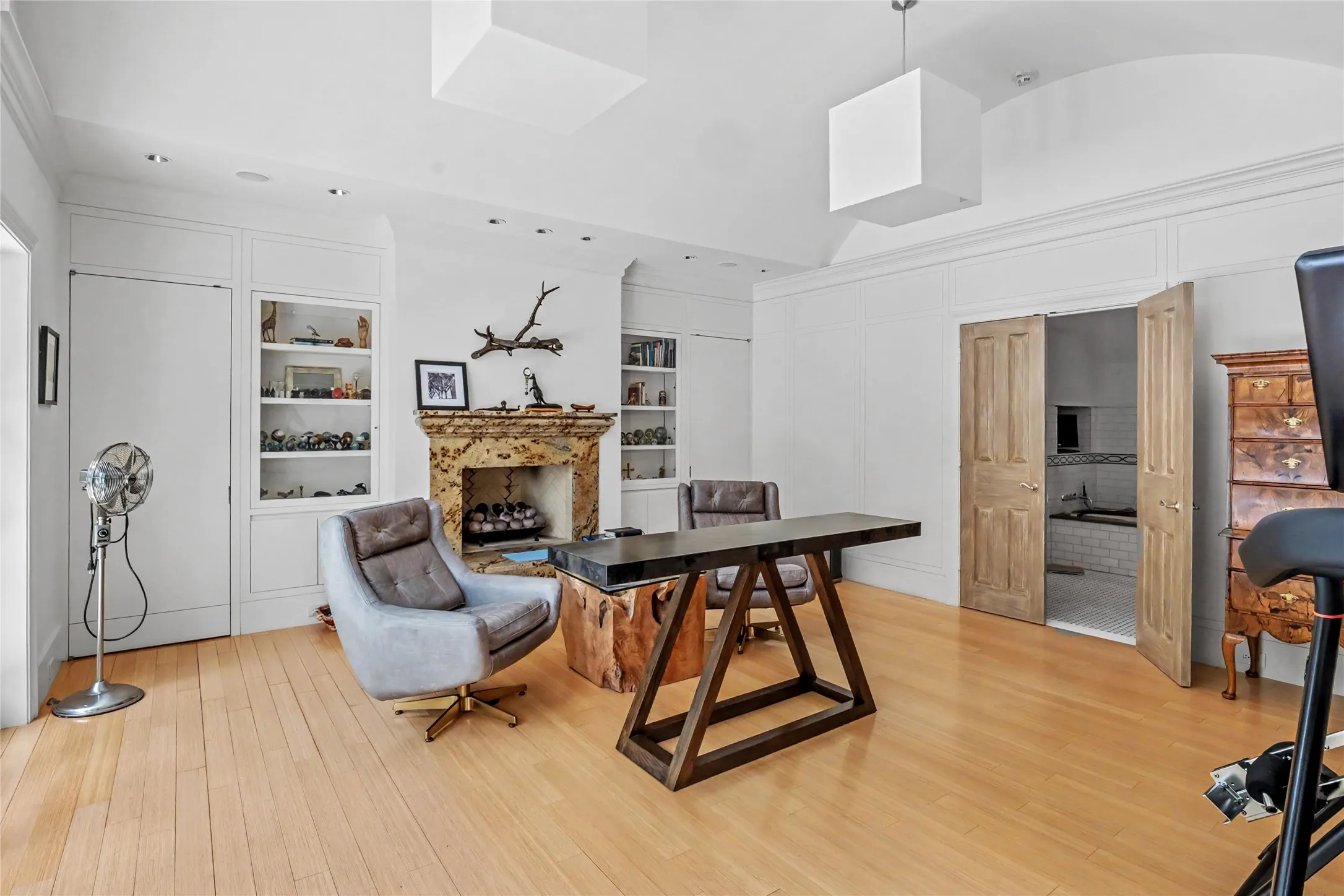 Single Family Residence For Sale in Dallas County , 4009 Gillon Avenue, Highland Park, Texas 75205, 3 Bedrooms, 5 Bathrooms, 2 Garage spaces, 6,736 Sqft, built in 1971, Price $9,995,000, mls#21297048, Real Estate Agent in Highland Park, Homes For Sale in Dallas county, Homes For Sale in Highland Park, Realtor in Highland Park Texas, Real Estate Brokerage Independent Realty Texas, Luminita Cordes Realtor