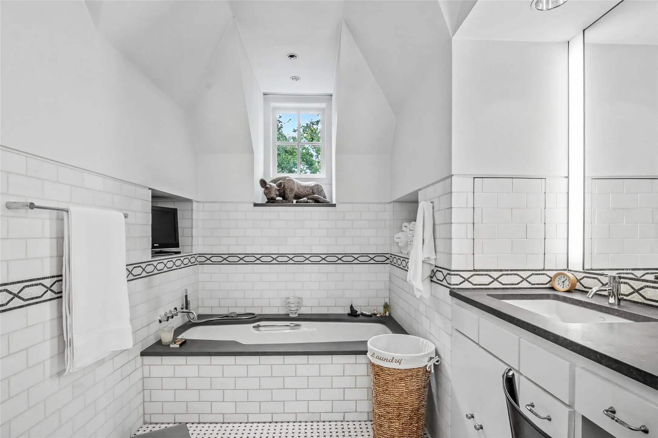 Single Family Residence For Sale in Dallas County , 4009 Gillon Avenue, Highland Park, Texas 75205, 3 Bedrooms, 5 Bathrooms, 2 Garage spaces, 6,736 Sqft, built in 1971, Price $9,995,000, mls#21297048, Real Estate Agent in Highland Park, Homes For Sale in Dallas county, Homes For Sale in Highland Park, Realtor in Highland Park Texas, Real Estate Brokerage Independent Realty Texas, Luminita Cordes Realtor