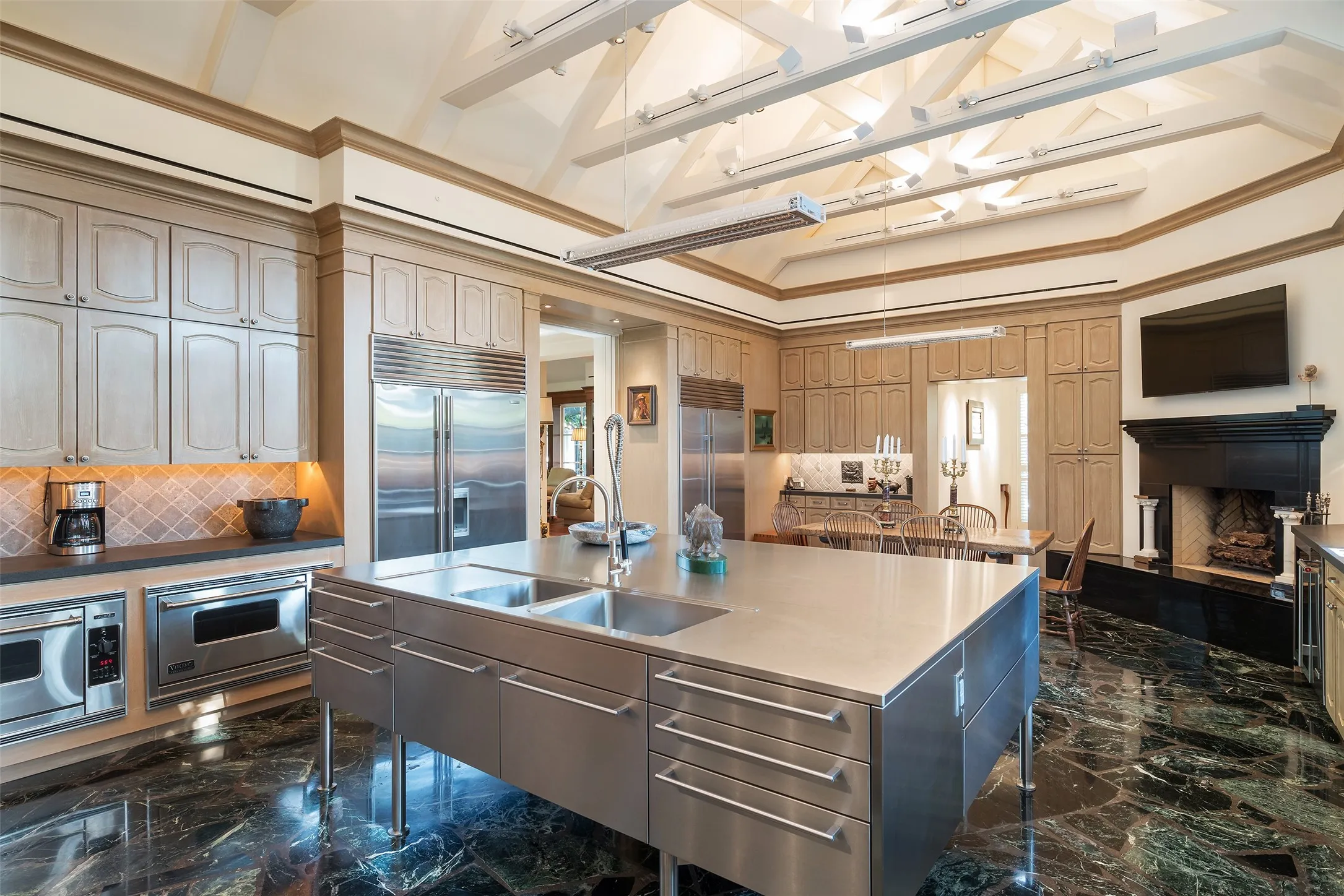 Kitchen and Breakfast Area