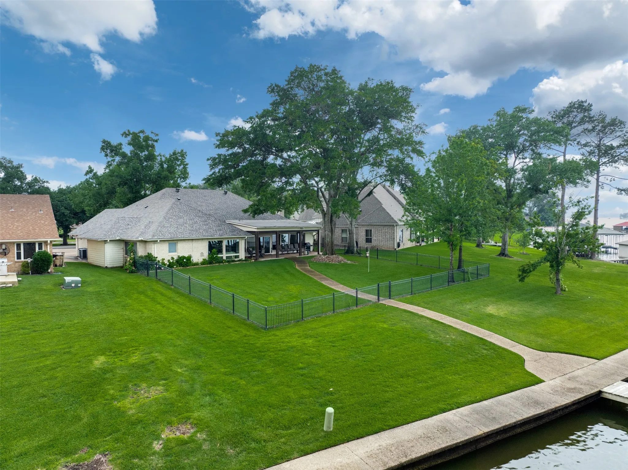 Single Family Residence For Sale in Smith County , 112 Marina Drive, Bullard, Texas 75757, 3 Bedroom, 3 Bathroom, 2 Garage spaces, 2,850 Sqft, built in 1985, mls#21299494, Real Estate Agent in Bullard, Homes For Sale in Smith county, Homes For Sale in Bullard, Realtor in Bullard Texas, Real Estate Brokerage Independent Realty Texas, Luminita Cordes Realtor