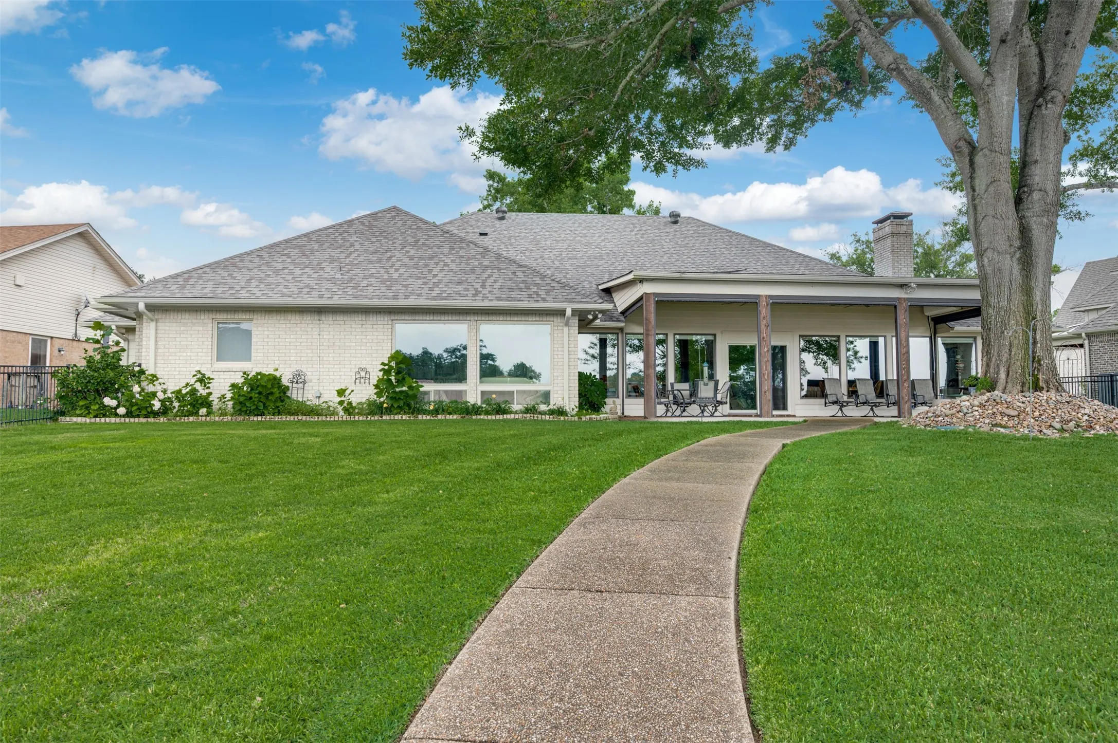 Single Family Residence For Sale in Smith County , 112 Marina Drive, Bullard, Texas 75757, 3 Bedroom, 3 Bathroom, 2 Garage spaces, 2,850 Sqft, built in 1985, mls#21299494, Real Estate Agent in Bullard, Homes For Sale in Smith county, Homes For Sale in Bullard, Realtor in Bullard Texas, Real Estate Brokerage Independent Realty Texas, Luminita Cordes Realtor