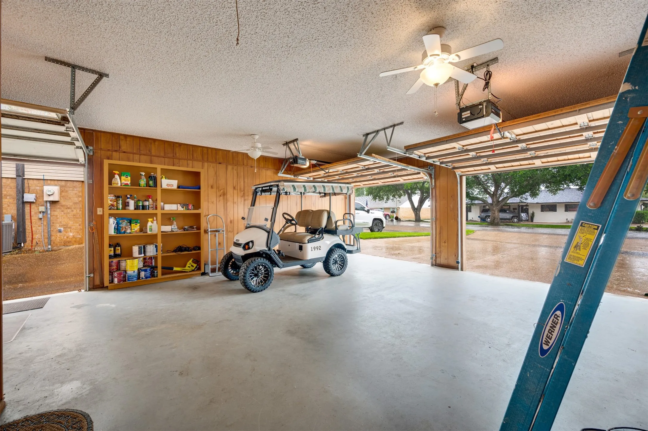 Single Family Residence For Sale in Smith County , 112 Marina Drive, Bullard, Texas 75757, 3 Bedroom, 3 Bathroom, 2 Garage spaces, 2,850 Sqft, built in 1985, mls#21299494, Real Estate Agent in Bullard, Homes For Sale in Smith county, Homes For Sale in Bullard, Realtor in Bullard Texas, Real Estate Brokerage Independent Realty Texas, Luminita Cordes Realtor