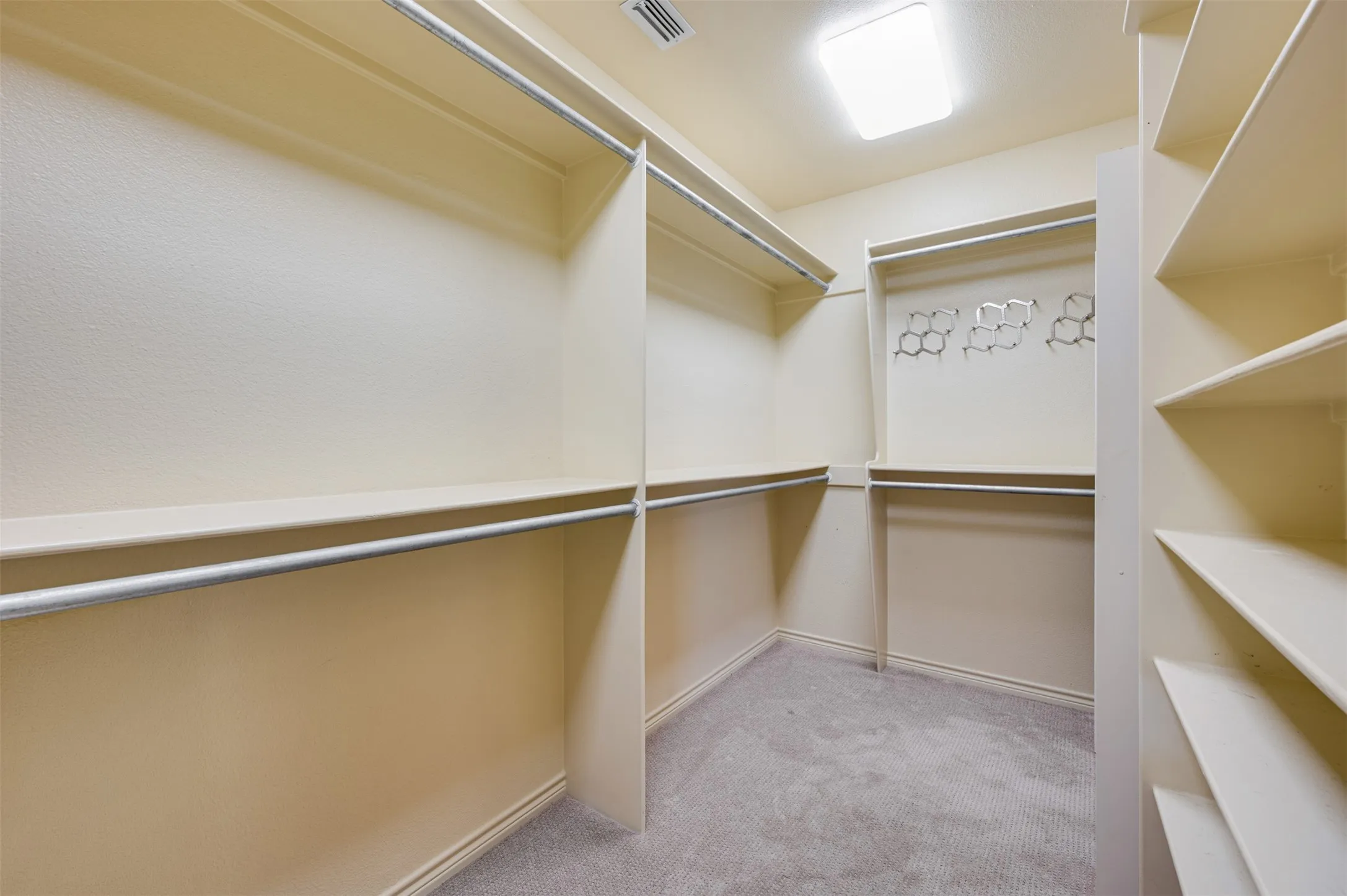 Single Family Residence For Sale in Smith County , 112 Marina Drive, Bullard, Texas 75757, 3 Bedroom, 3 Bathroom, 2 Garage spaces, 2,850 Sqft, built in 1985, mls#21299494, Real Estate Agent in Bullard, Homes For Sale in Smith county, Homes For Sale in Bullard, Realtor in Bullard Texas, Real Estate Brokerage Independent Realty Texas, Luminita Cordes Realtor