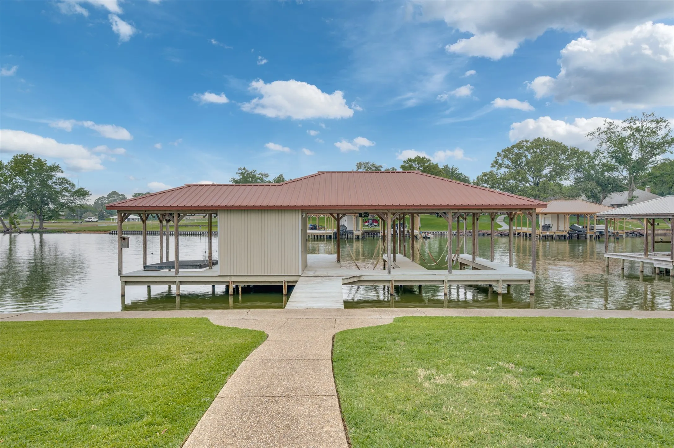 Single Family Residence For Sale in Smith County , 112 Marina Drive, Bullard, Texas 75757, 3 Bedroom, 3 Bathroom, 2 Garage spaces, 2,850 Sqft, built in 1985, mls#21299494, Real Estate Agent in Bullard, Homes For Sale in Smith county, Homes For Sale in Bullard, Realtor in Bullard Texas, Real Estate Brokerage Independent Realty Texas, Luminita Cordes Realtor