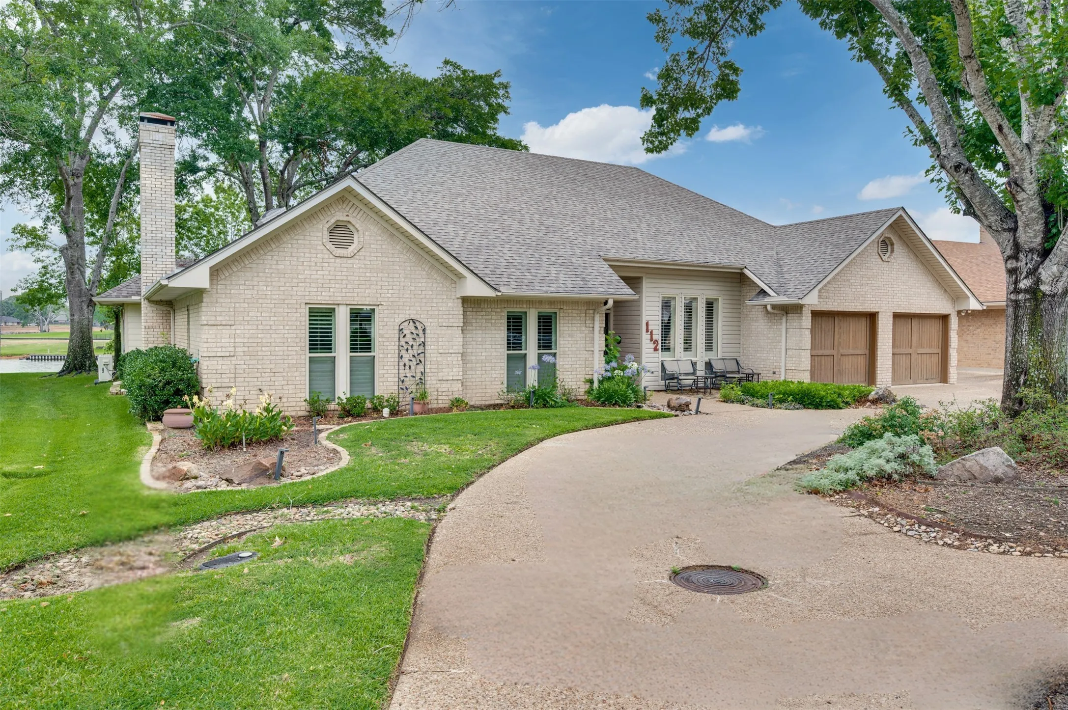 Single Family Residence For Sale in Smith County , 112 Marina Drive, Bullard, Texas 75757, 3 Bedroom, 3 Bathroom, 2 Garage spaces, 2,850 Sqft, built in 1985, mls#21299494, Real Estate Agent in Bullard, Homes For Sale in Smith county, Homes For Sale in Bullard, Realtor in Bullard Texas, Real Estate Brokerage Independent Realty Texas, Luminita Cordes Realtor