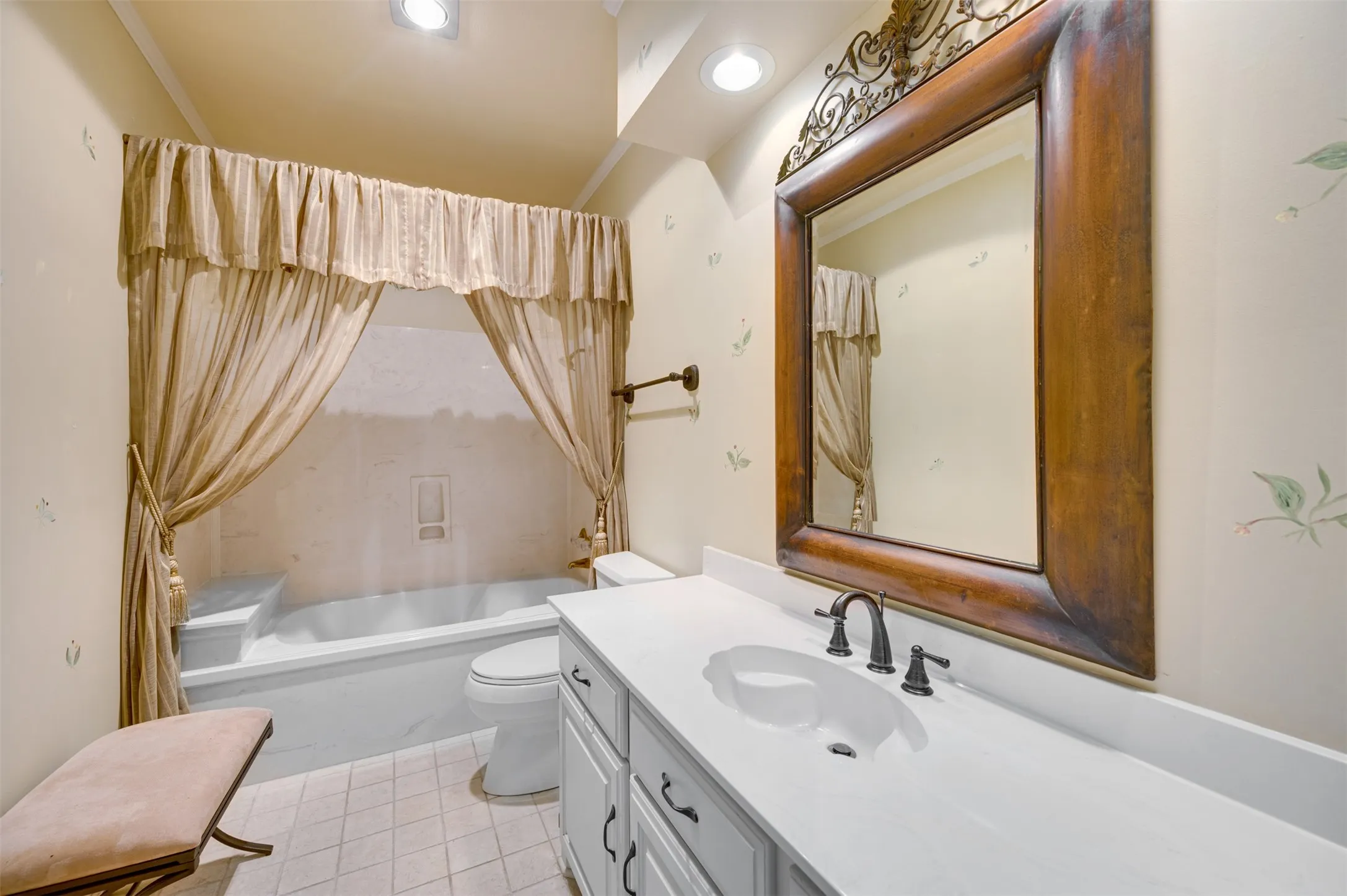 Single Family Residence For Sale in Smith County , 112 Marina Drive, Bullard, Texas 75757, 3 Bedroom, 3 Bathroom, 2 Garage spaces, 2,850 Sqft, built in 1985, mls#21299494, Real Estate Agent in Bullard, Homes For Sale in Smith county, Homes For Sale in Bullard, Realtor in Bullard Texas, Real Estate Brokerage Independent Realty Texas, Luminita Cordes Realtor