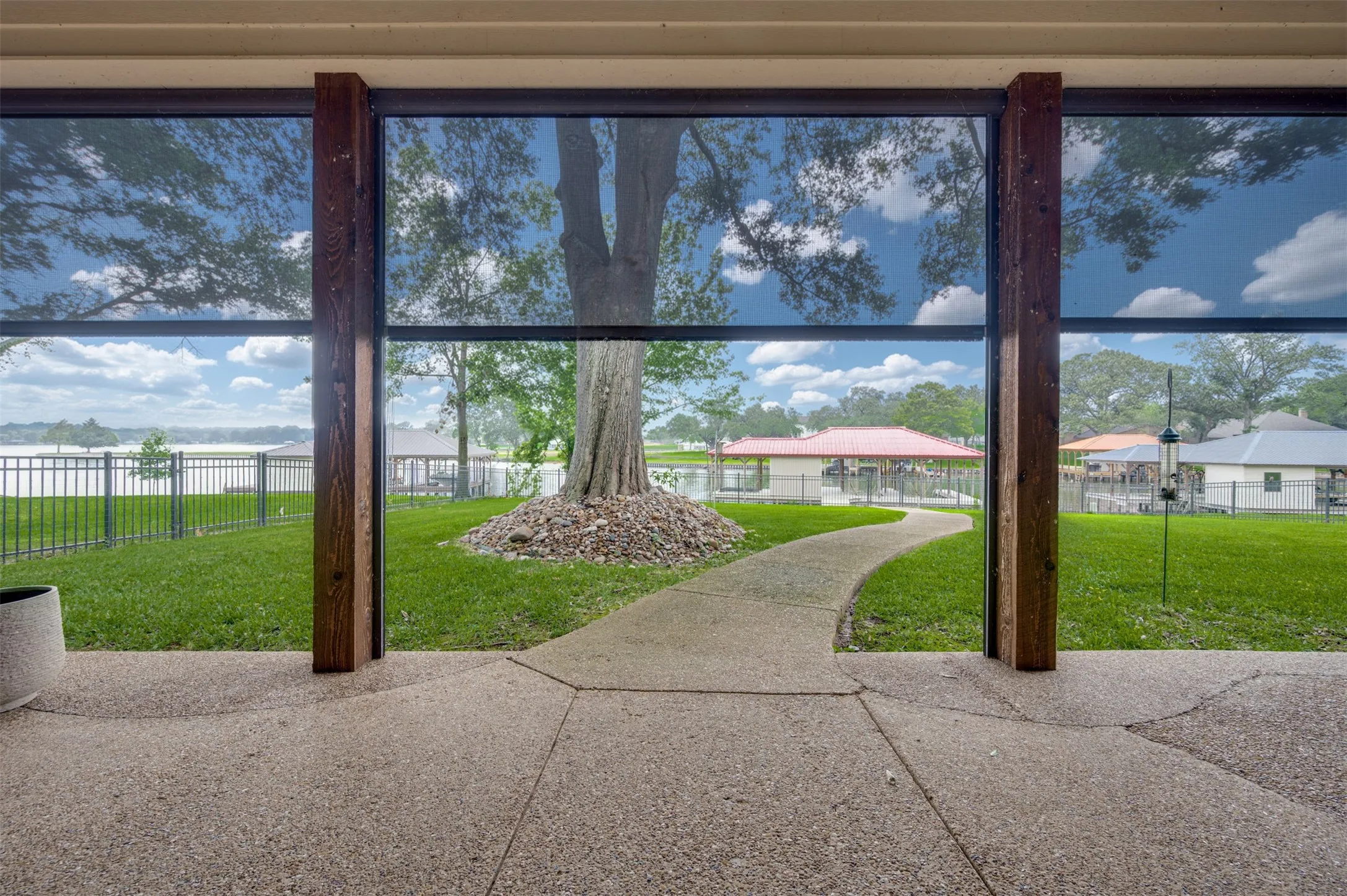 Single Family Residence For Sale in Smith County , 112 Marina Drive, Bullard, Texas 75757, 3 Bedroom, 3 Bathroom, 2 Garage spaces, 2,850 Sqft, built in 1985, mls#21299494, Real Estate Agent in Bullard, Homes For Sale in Smith county, Homes For Sale in Bullard, Realtor in Bullard Texas, Real Estate Brokerage Independent Realty Texas, Luminita Cordes Realtor