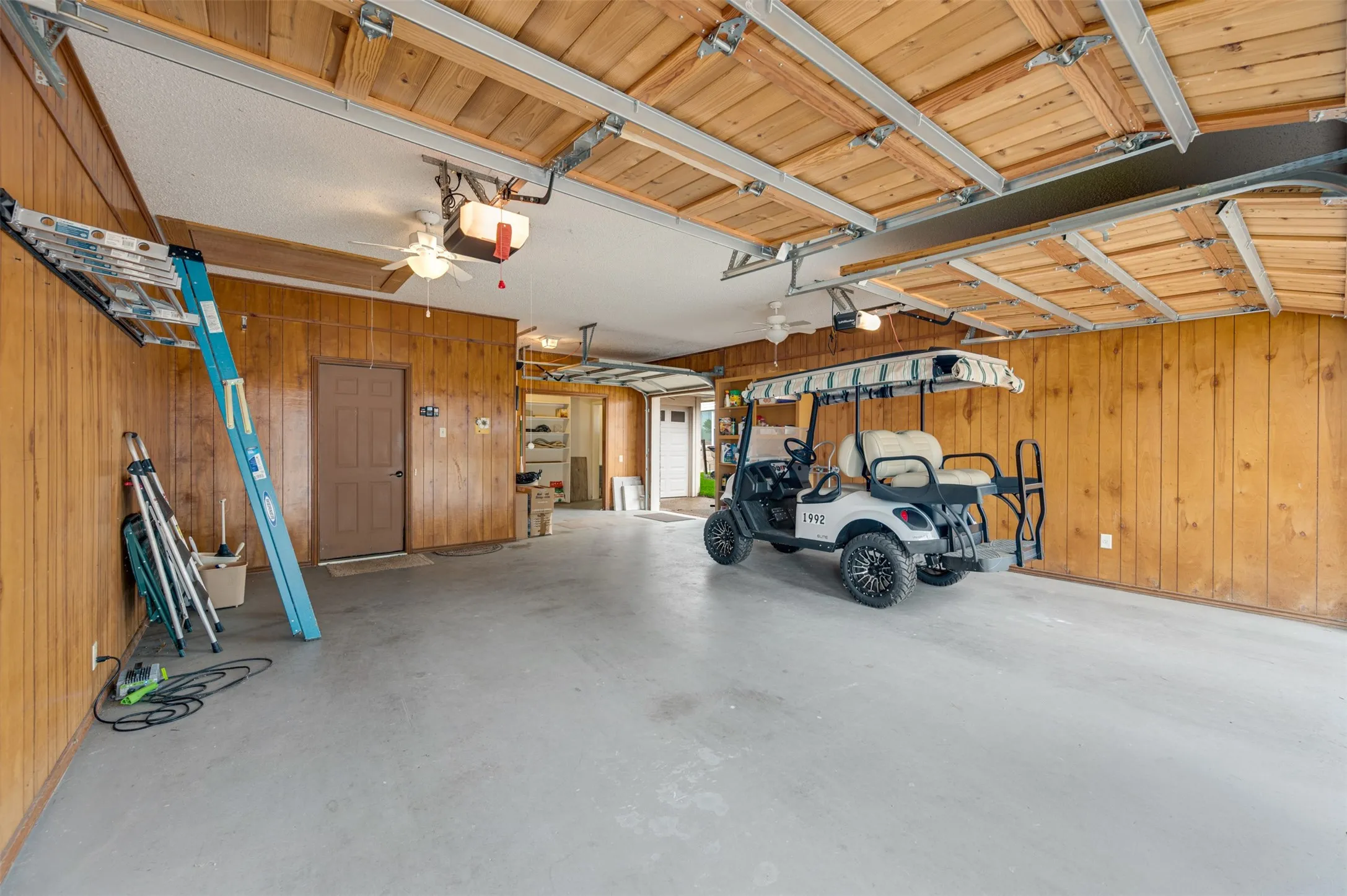 Single Family Residence For Sale in Smith County , 112 Marina Drive, Bullard, Texas 75757, 3 Bedroom, 3 Bathroom, 2 Garage spaces, 2,850 Sqft, built in 1985, mls#21299494, Real Estate Agent in Bullard, Homes For Sale in Smith county, Homes For Sale in Bullard, Realtor in Bullard Texas, Real Estate Brokerage Independent Realty Texas, Luminita Cordes Realtor