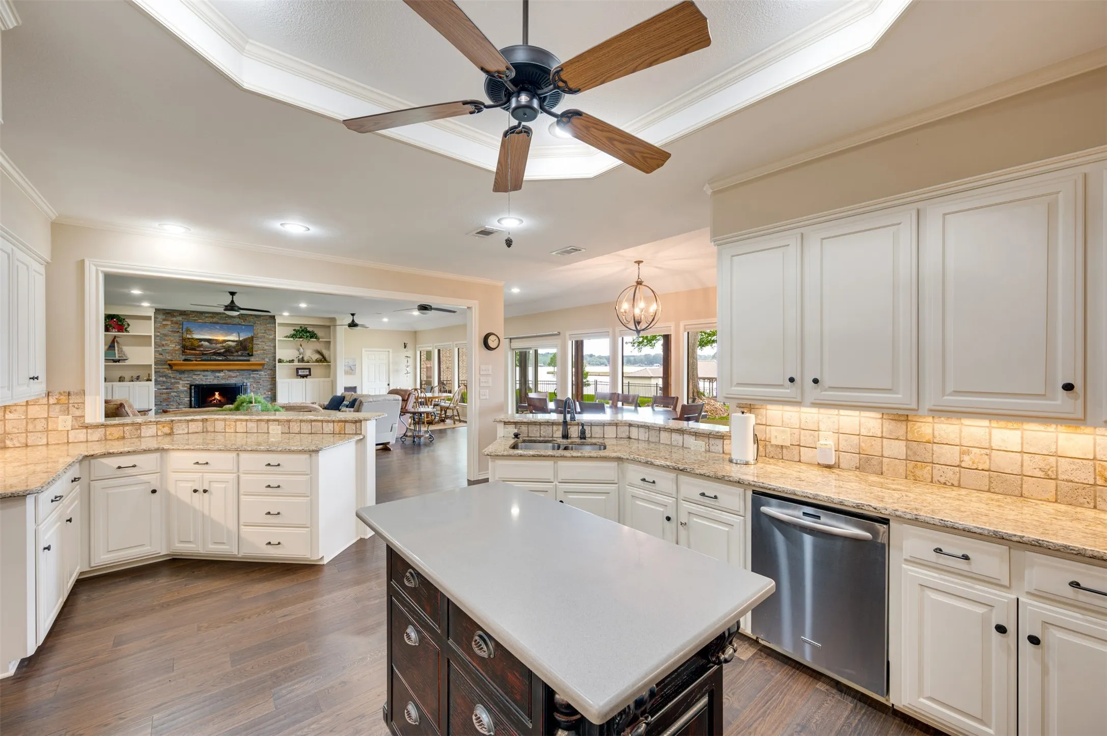 Single Family Residence For Sale in Smith County , 112 Marina Drive, Bullard, Texas 75757, 3 Bedroom, 3 Bathroom, 2 Garage spaces, 2,850 Sqft, built in 1985, mls#21299494, Real Estate Agent in Bullard, Homes For Sale in Smith county, Homes For Sale in Bullard, Realtor in Bullard Texas, Real Estate Brokerage Independent Realty Texas, Luminita Cordes Realtor
