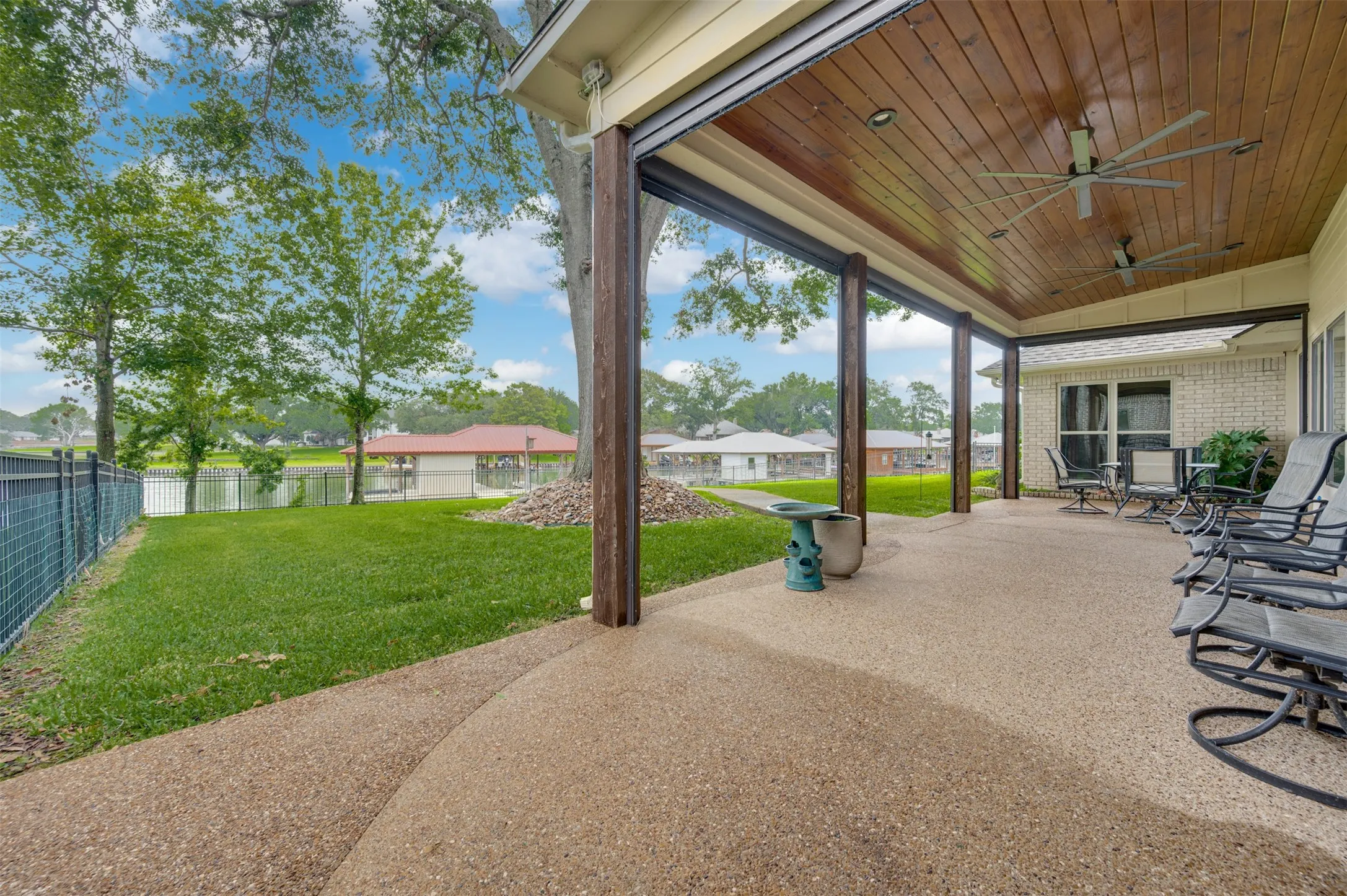 Single Family Residence For Sale in Smith County , 112 Marina Drive, Bullard, Texas 75757, 3 Bedroom, 3 Bathroom, 2 Garage spaces, 2,850 Sqft, built in 1985, mls#21299494, Real Estate Agent in Bullard, Homes For Sale in Smith county, Homes For Sale in Bullard, Realtor in Bullard Texas, Real Estate Brokerage Independent Realty Texas, Luminita Cordes Realtor