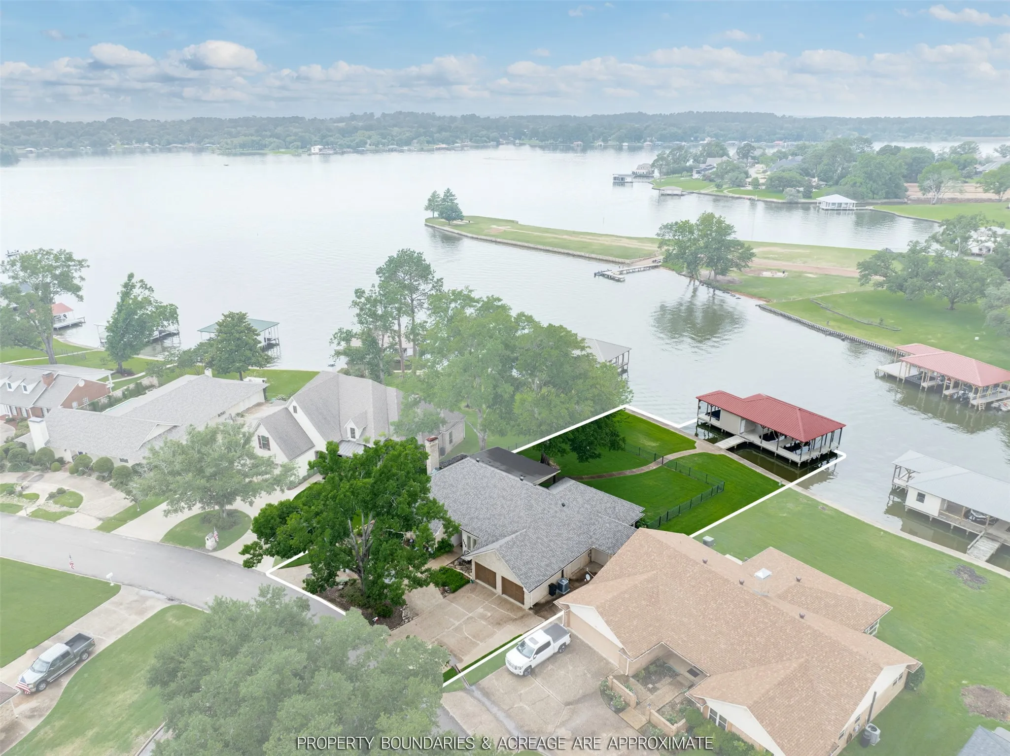 Single Family Residence For Sale in Smith County , 112 Marina Drive, Bullard, Texas 75757, 3 Bedroom, 3 Bathroom, 2 Garage spaces, 2,850 Sqft, built in 1985, mls#21299494, Real Estate Agent in Bullard, Homes For Sale in Smith county, Homes For Sale in Bullard, Realtor in Bullard Texas, Real Estate Brokerage Independent Realty Texas, Luminita Cordes Realtor