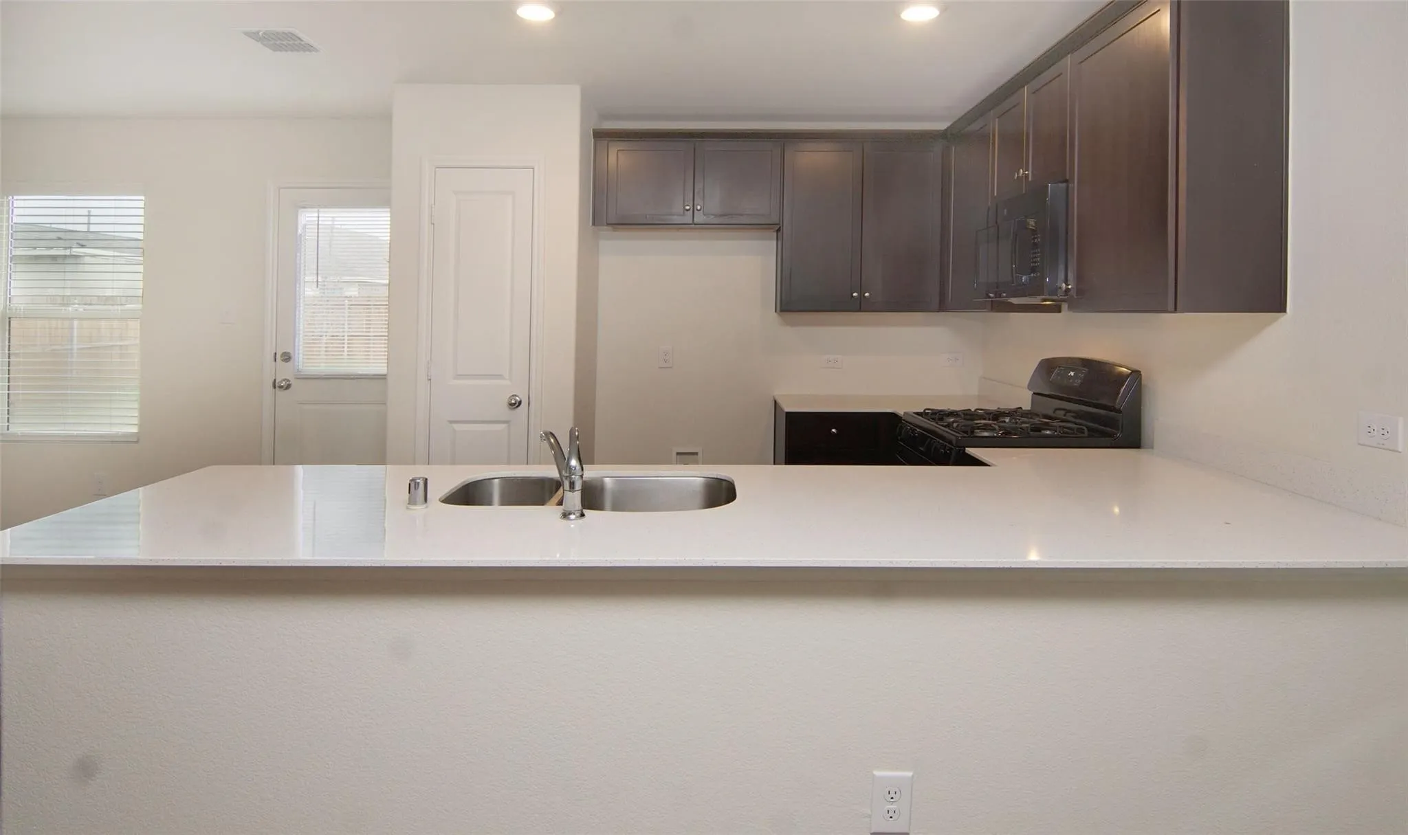Single Family Residence For Sale in Ellis County , 1106 Lady Bird Street, Ennis, Texas 75119, 3 Bedroom, 2 Bathroom, 2 Garage spaces, 1,306 Sqft, built in 2021, mls#21299601, Real Estate Agent in Ennis, Homes For Sale in Ellis county, Homes For Sale in Ennis, Realtor in Ennis Texas, Real Estate Brokerage Independent Realty Texas, Luminita Cordes Realtor