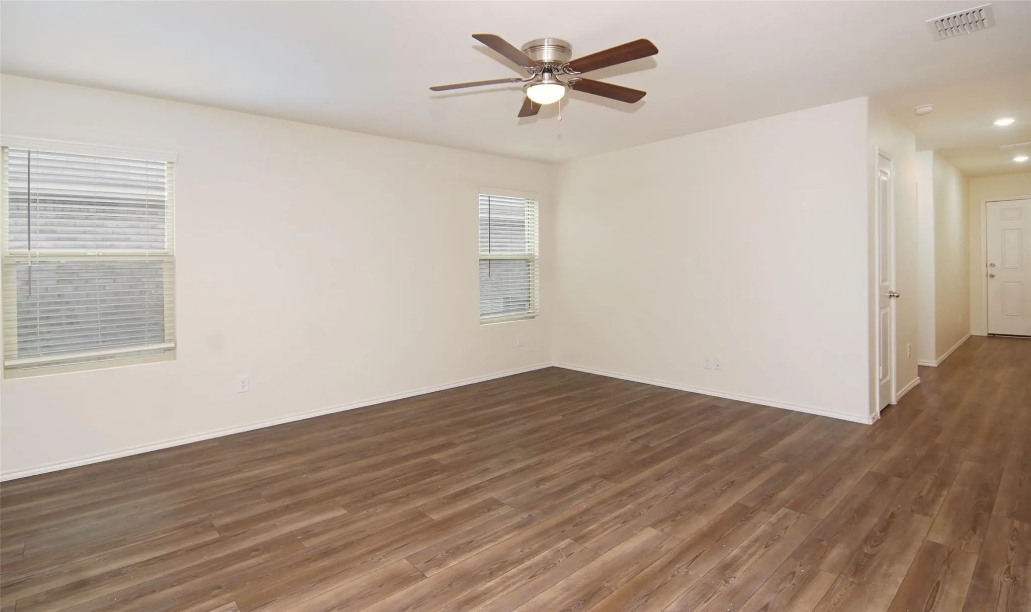 Single Family Residence For Sale in Ellis County , 1106 Lady Bird Street, Ennis, Texas 75119, 3 Bedroom, 2 Bathroom, 2 Garage spaces, 1,306 Sqft, built in 2021, mls#21299601, Real Estate Agent in Ennis, Homes For Sale in Ellis county, Homes For Sale in Ennis, Realtor in Ennis Texas, Real Estate Brokerage Independent Realty Texas, Luminita Cordes Realtor