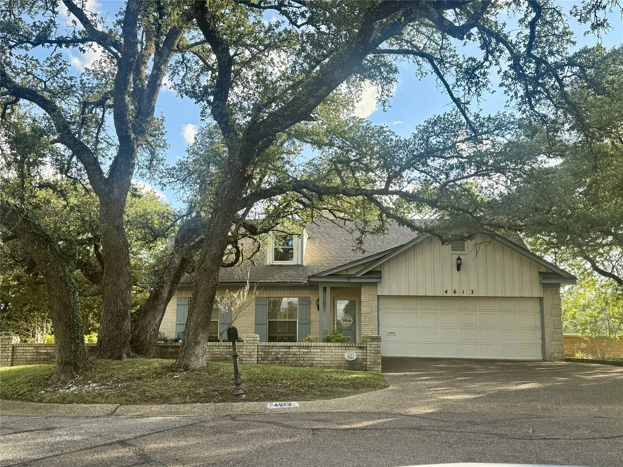 Single Family Residence For Sale in Mc Lennan County , 4613 Westchester Drive, Waco, Texas 76710, 4 Bedroom, 3 Bathroom, 2 Garage spaces, 2,563 Sqft, built in 1971, mls#21299384, Real Estate Agent in Waco, Homes For Sale in Mc Lennan county, Homes For Sale in Waco, Realtor in Waco Texas, Real Estate Brokerage Independent Realty Texas, Luminita Cordes Realtor