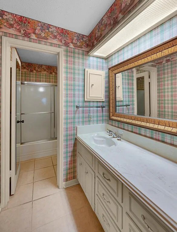 Upstairs Full Bathroom