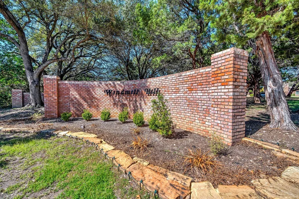 Brick entry wall featuring a curved design and "Windmill Hill" inscription