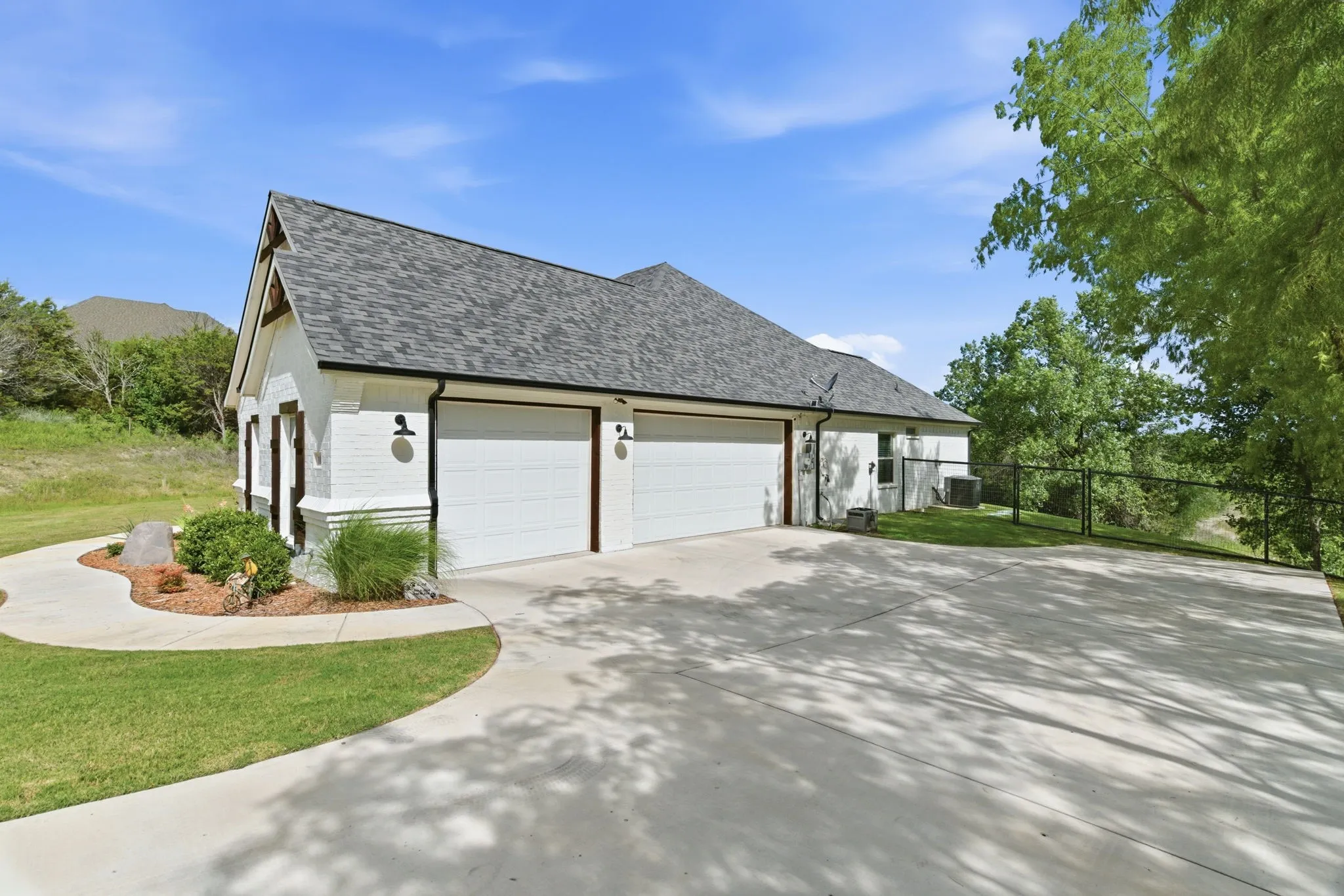 Single Family Residence For Sale in Parker County , 100 Cedar Mountain Drive, Weatherford, Texas 76085, 4 Bedroom, 2 Bathroom, 3 Garage spaces, 2,340 Sqft, built in 2021, mls#21293440, Real Estate Agent in Weatherford, Homes For Sale in Parker county, Homes For Sale in Weatherford, Realtor in Weatherford Texas, Real Estate Brokerage Independent Realty Texas, Luminita Cordes Realtor