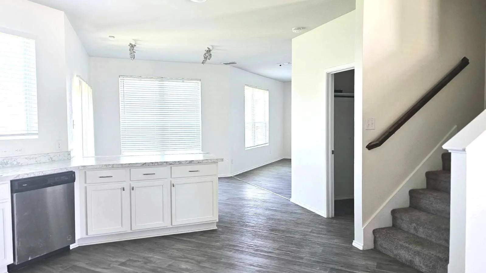 Single Family Residence For Rent in Grayson County , 1004 Waverly Drive, Van Alstyne, Texas 75495, 4 Bedrooms, 3 Bathrooms, 2 Garage spaces, 2,636 Sqft, built in 2021, Price $2,495, mls#21299667, Real Estate Agent in Van Alstyne, Homes For Rent in Grayson county, Homes For Rent in Van Alstyne, Realtor in Van Alstyne Texas, Real Estate Brokerage Independent Realty Texas, Luminita Cordes Realtor