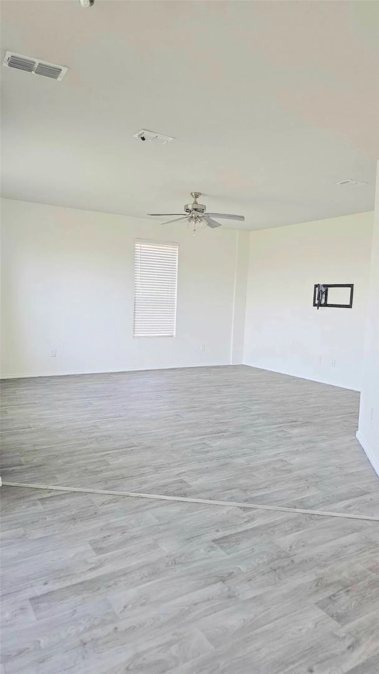 Single Family Residence For Rent in Grayson County , 1004 Waverly Drive, Van Alstyne, Texas 75495, 4 Bedrooms, 3 Bathrooms, 2 Garage spaces, 2,636 Sqft, built in 2021, Price $2,495, mls#21299667, Real Estate Agent in Van Alstyne, Homes For Rent in Grayson county, Homes For Rent in Van Alstyne, Realtor in Van Alstyne Texas, Real Estate Brokerage Independent Realty Texas, Luminita Cordes Realtor