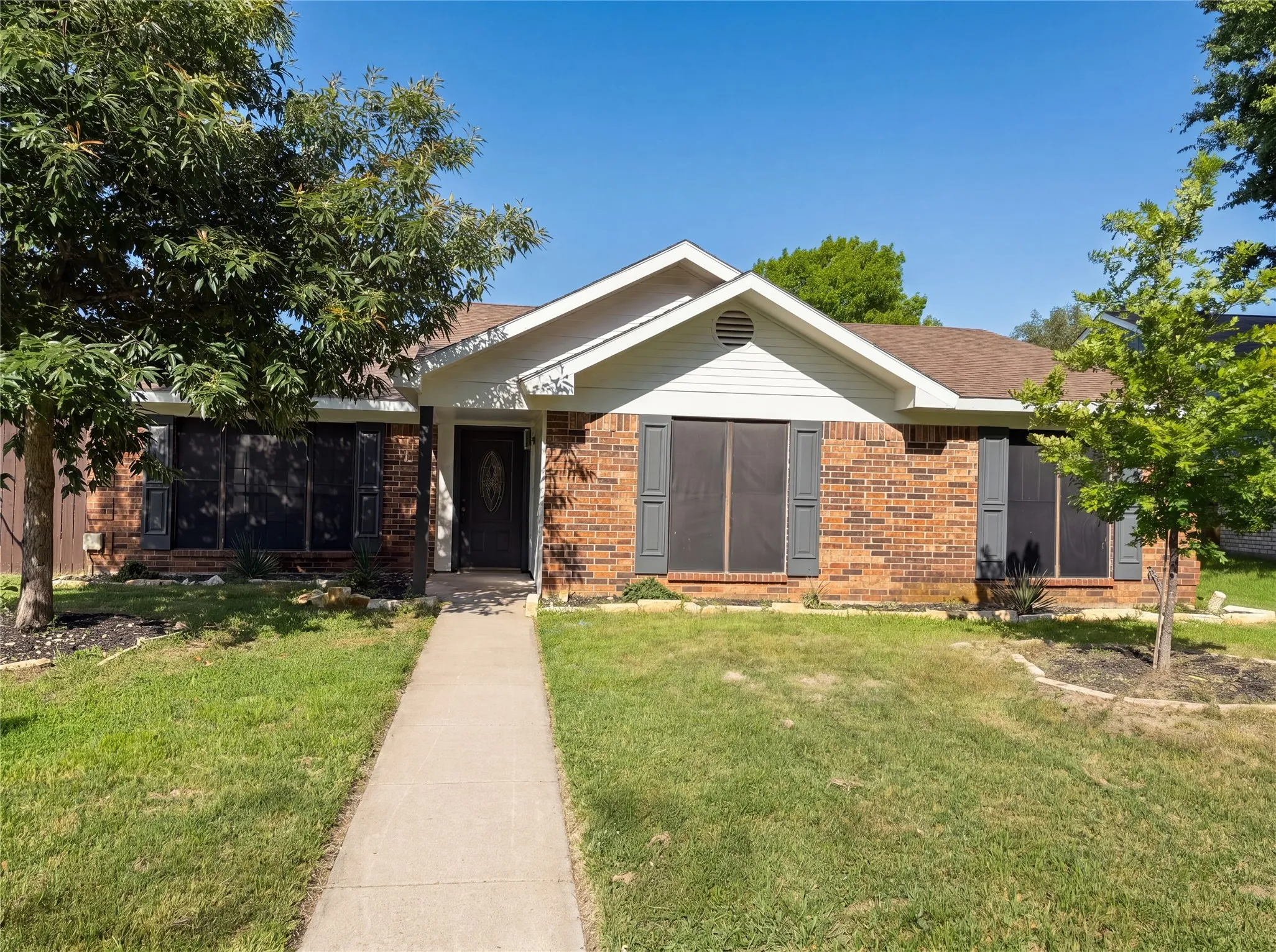 Single Family Residence For Sale in Dallas County , 1319 Oak Run Drive, Duncanville, Texas 75137, 3 Bedroom, 2 Bathroom, 2 Garage spaces, 1,450 Sqft, built in 1984, mls#21299666, Real Estate Agent in Duncanville, Homes For Sale in Dallas county, Homes For Sale in Duncanville, Realtor in Duncanville Texas, Real Estate Brokerage Independent Realty Texas, Luminita Cordes Realtor