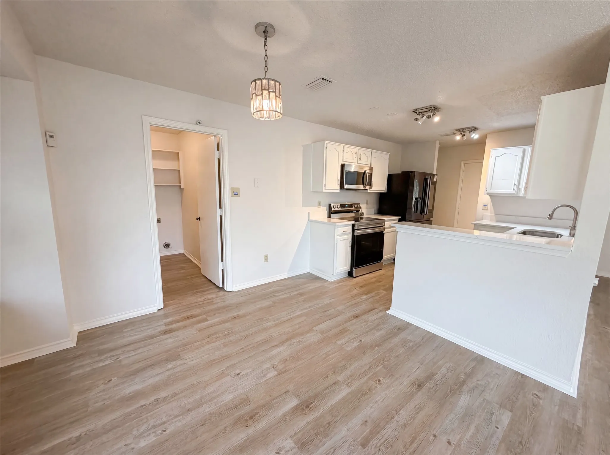 Single Family Residence For Sale in Dallas County , 1319 Oak Run Drive, Duncanville, Texas 75137, 3 Bedroom, 2 Bathroom, 2 Garage spaces, 1,450 Sqft, built in 1984, mls#21299666, Real Estate Agent in Duncanville, Homes For Sale in Dallas county, Homes For Sale in Duncanville, Realtor in Duncanville Texas, Real Estate Brokerage Independent Realty Texas, Luminita Cordes Realtor
