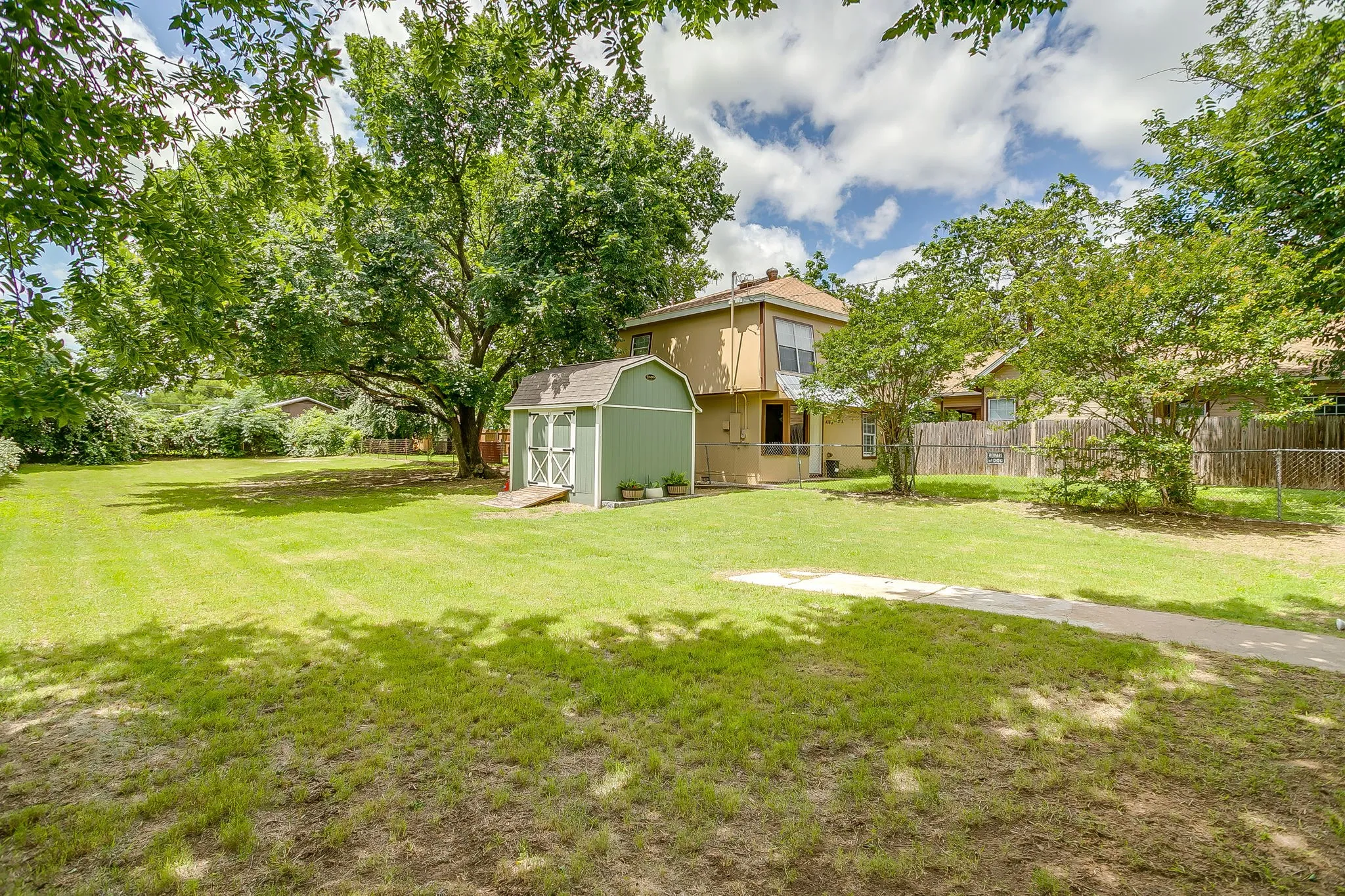 Single Family Residence For Sale in Parker County , 418 E Akard Street, Weatherford, Texas 76086, 3 Bedroom, 1 Bathroom, Garage spaces, 949 Sqft, built in 1950, mls#21268724, Real Estate Agent in Weatherford, Homes For Sale in Parker county, Homes For Sale in Weatherford, Realtor in Weatherford Texas, Real Estate Brokerage Independent Realty Texas, Luminita Cordes Realtor