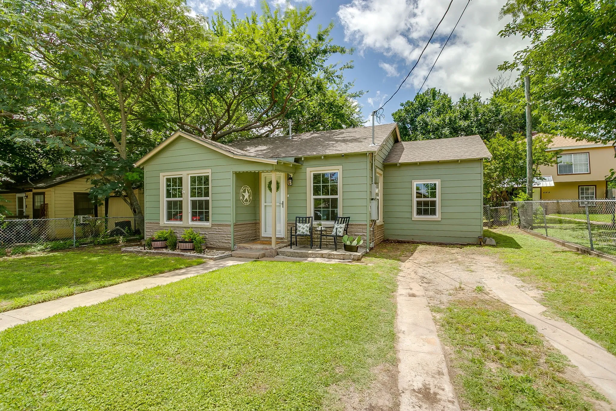 Single Family Residence For Sale in Parker County , 418 E Akard Street, Weatherford, Texas 76086, 3 Bedroom, 1 Bathroom, Garage spaces, 949 Sqft, built in 1950, mls#21268724, Real Estate Agent in Weatherford, Homes For Sale in Parker county, Homes For Sale in Weatherford, Realtor in Weatherford Texas, Real Estate Brokerage Independent Realty Texas, Luminita Cordes Realtor